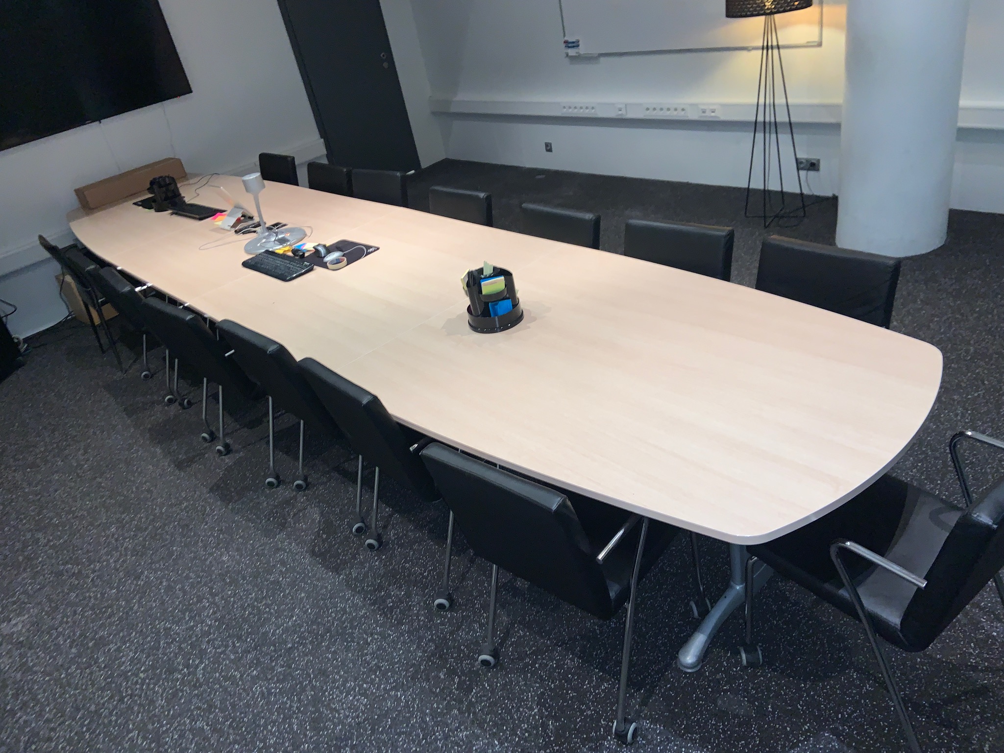 Selt-Fundarborð 16 manna - Meeting room for 16 people 4