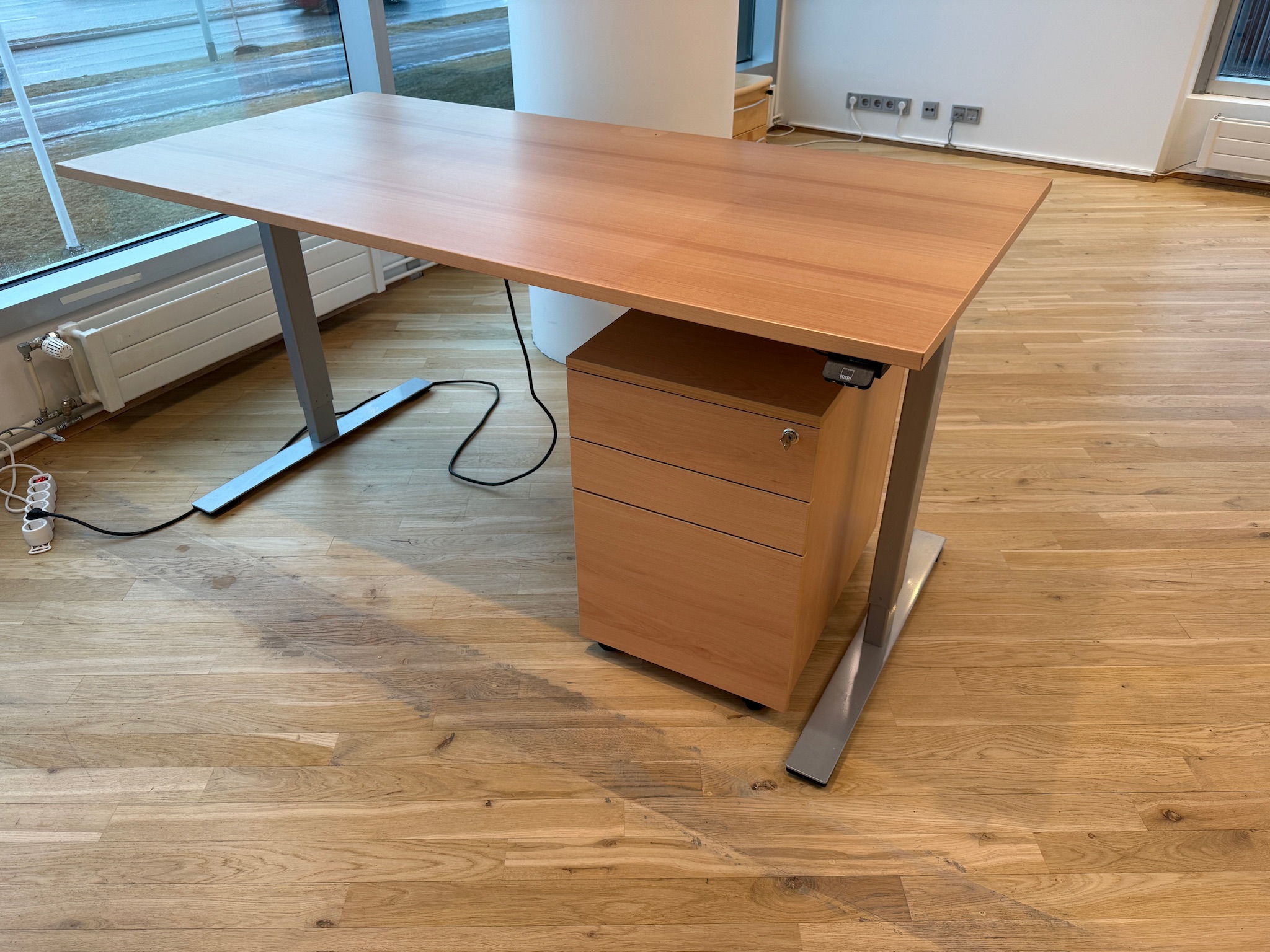 SELT / SOLD Dencon rafmagnsborð frá Pennanum, B160xD80sm. 2