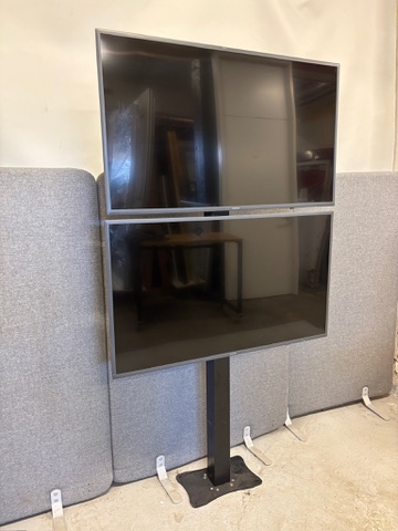 SELT / SOLD Flatskjár / upplýsingaskjár á standi, H173 x B56 sm. (3 stk.)