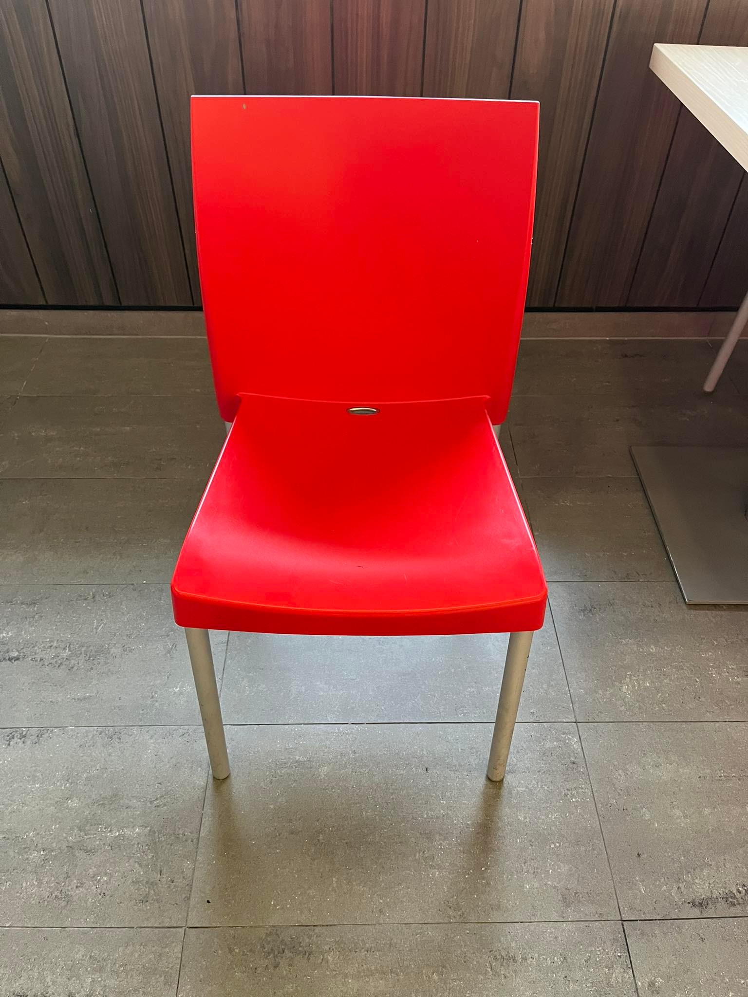 SELT / SOLD Plaststólar - sterkbyggðir - 26 stk