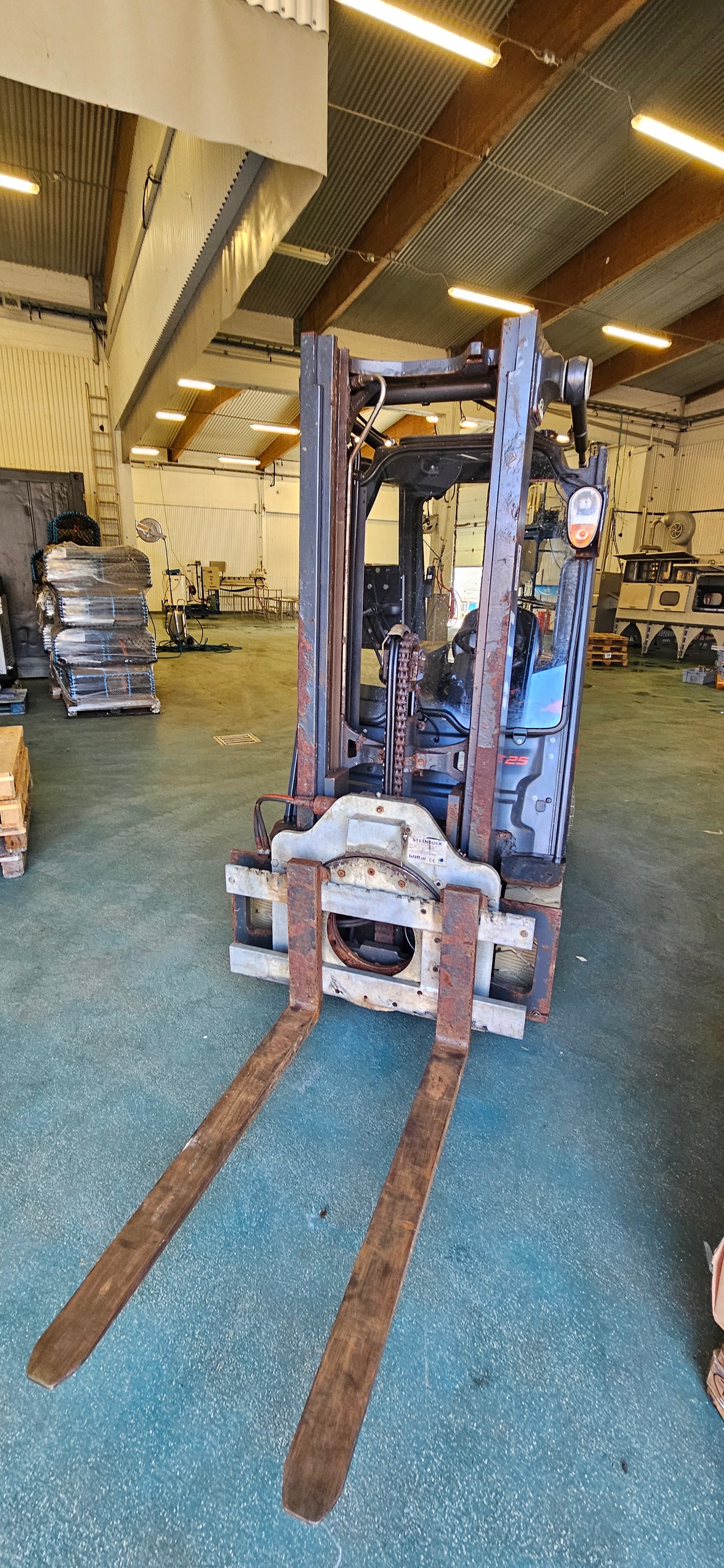 SELT / SOLD Linde E25L-01 lyftari, 2239 tímar (2021) 3