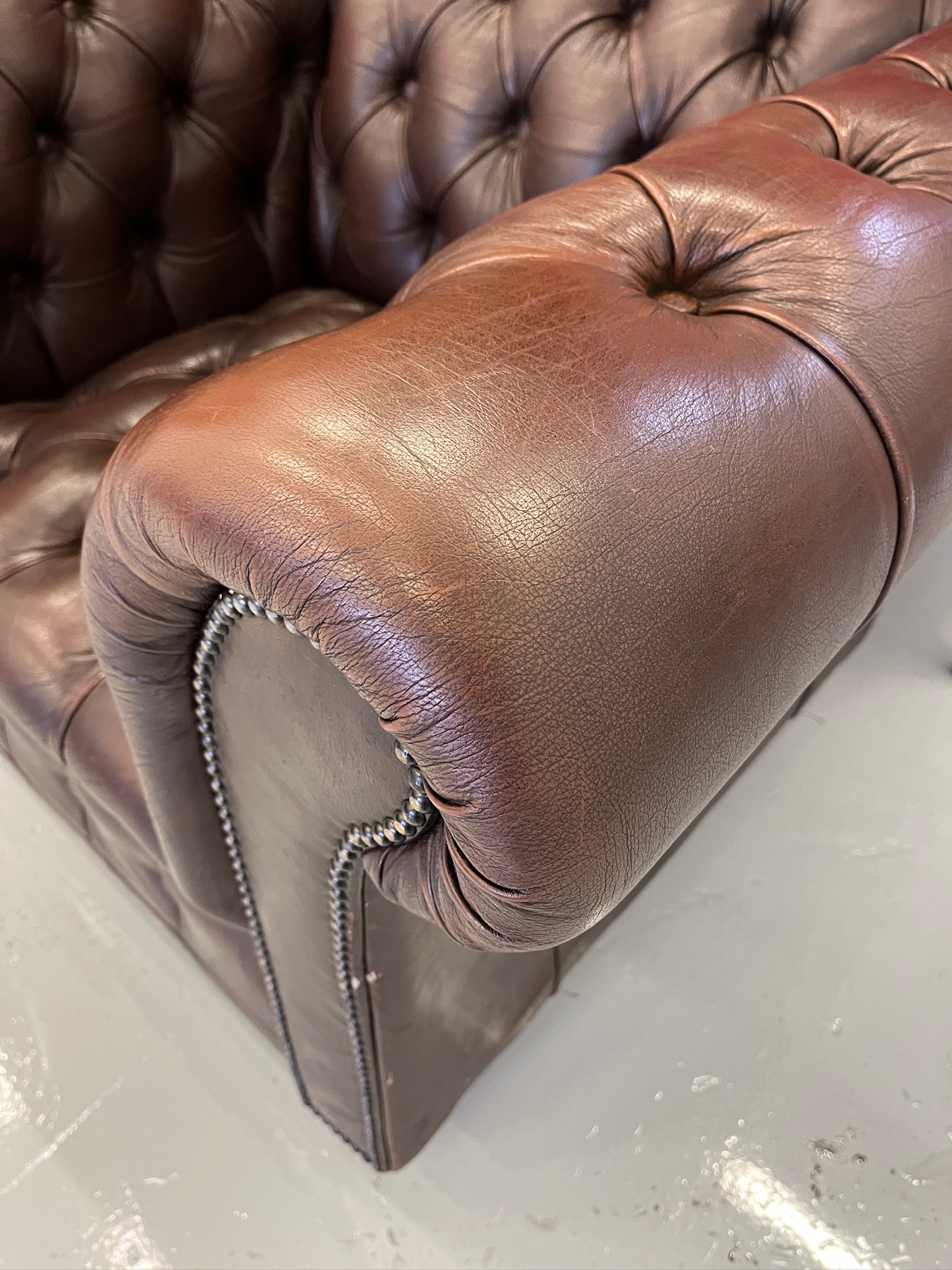 SELT / SOLD - Chesterfield leðurssófasett, 2+1+1, B98 x D81 sm. 4