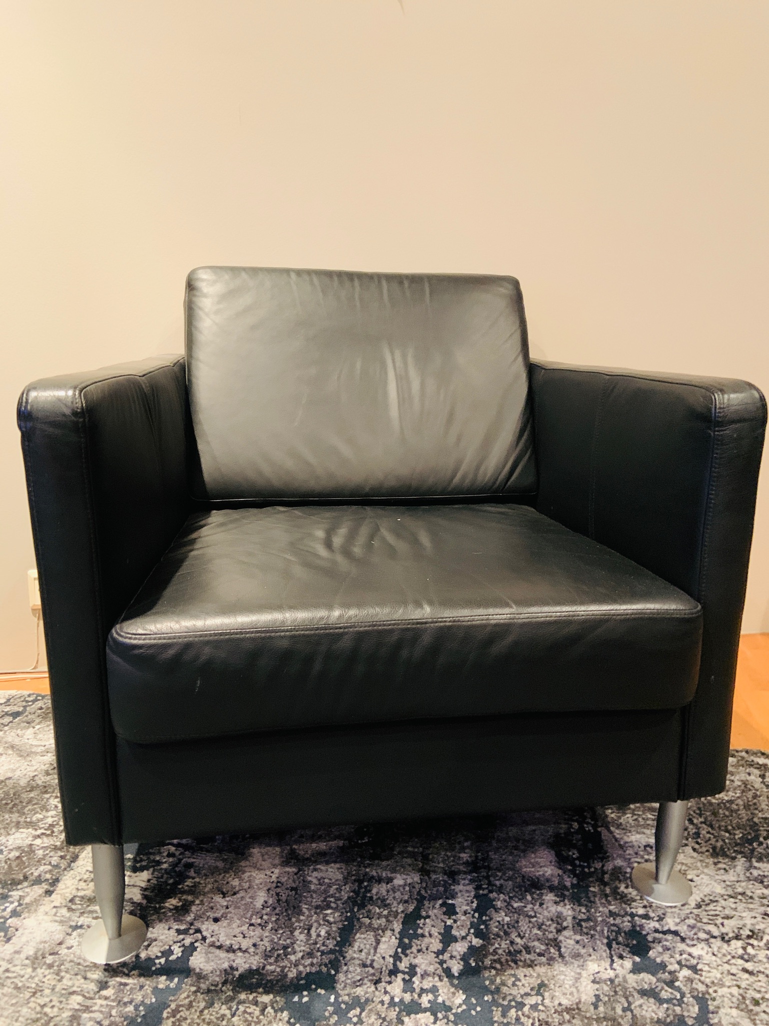 SELT / SOLD Leðurstóll