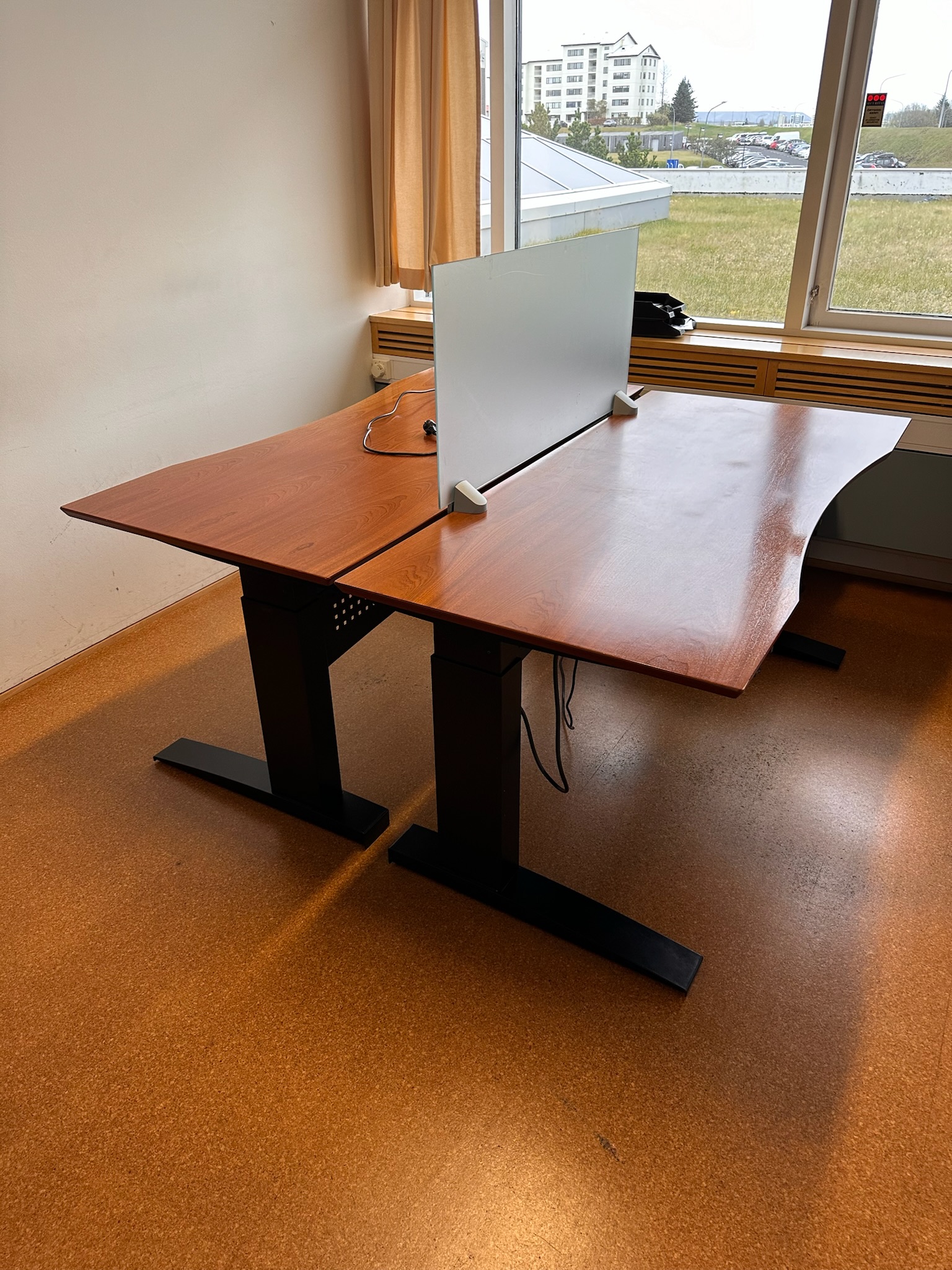SELT / SOLD rafmagnsborð m. blygðunarspjaldi - 170 x 80 sm. 8