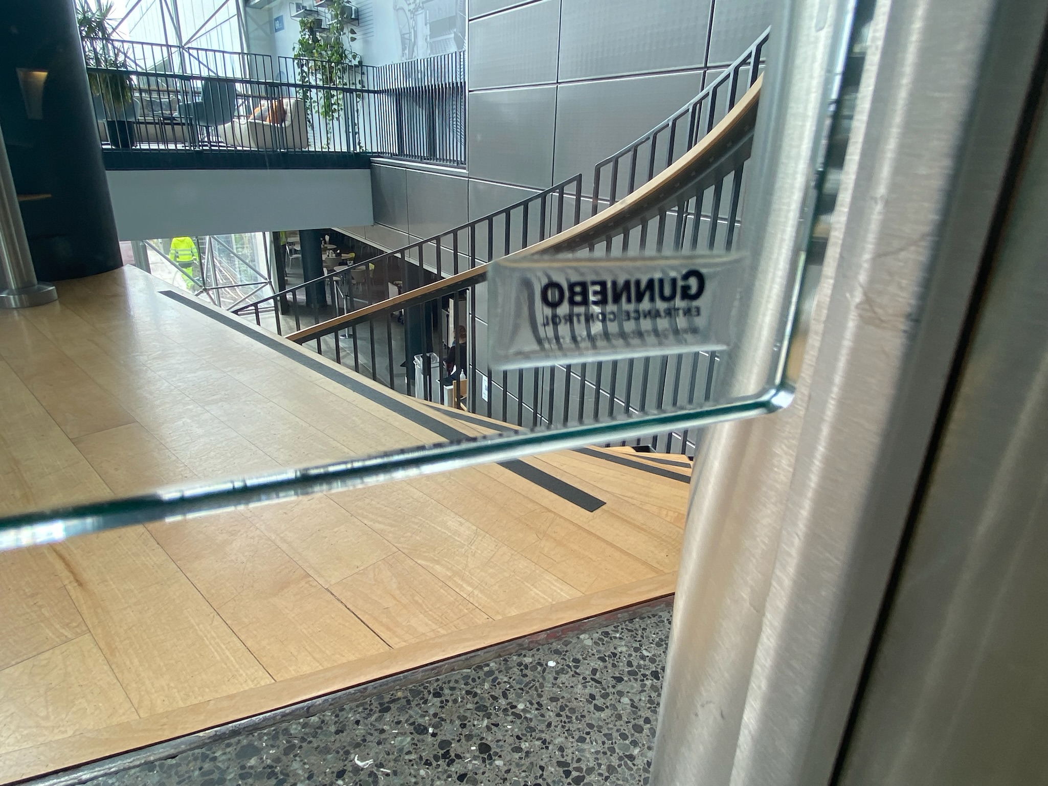 SELT / SOLD Rafknúið glerhlið - öryggishlið 7