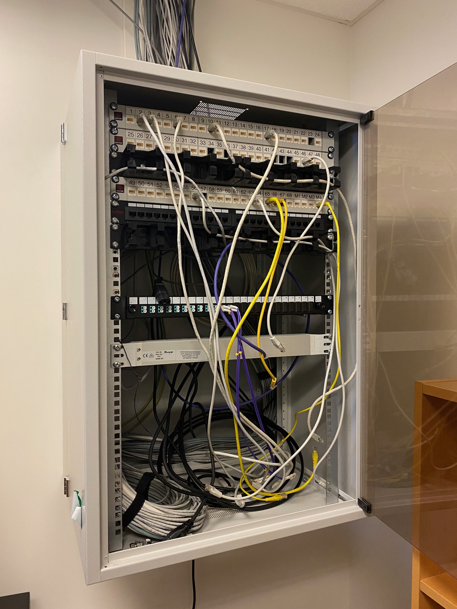 SELT / SOLD Tölvuskápur - serverskápur ásamt APC Smart-UPS 9