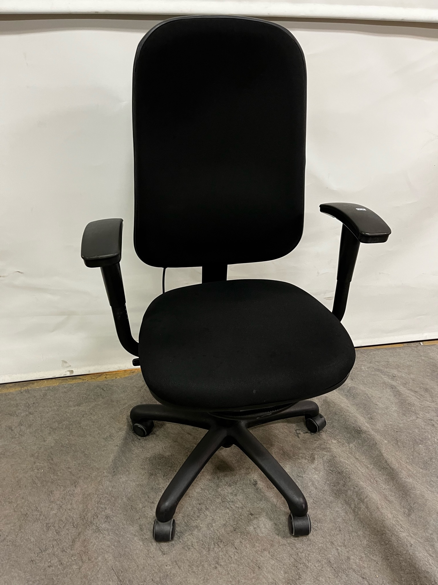 SELT / SOLD Skrifstofustóll - Mark 30 með örmum