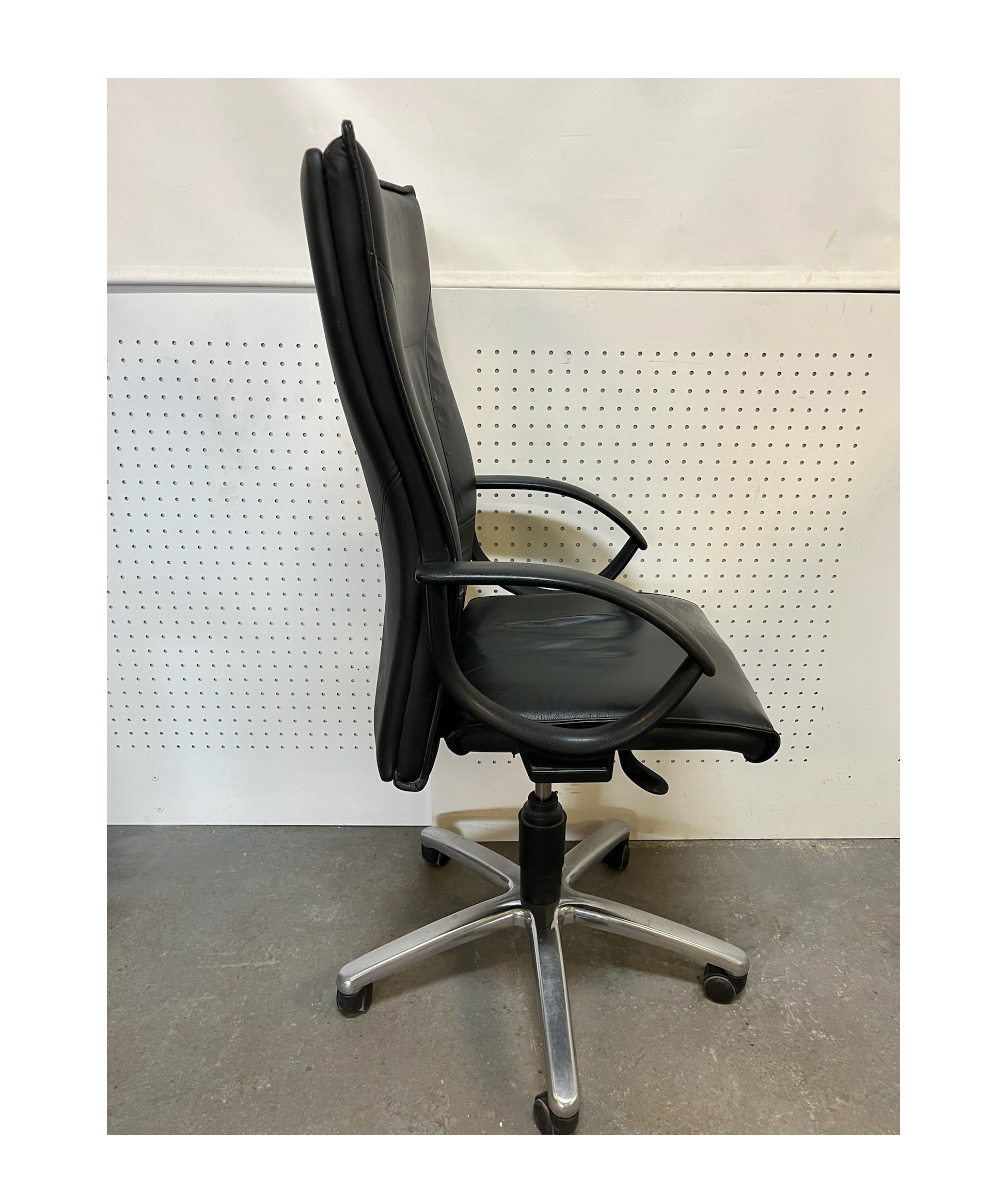 SELT / SOLD Svartur skrifborðsstóll 2