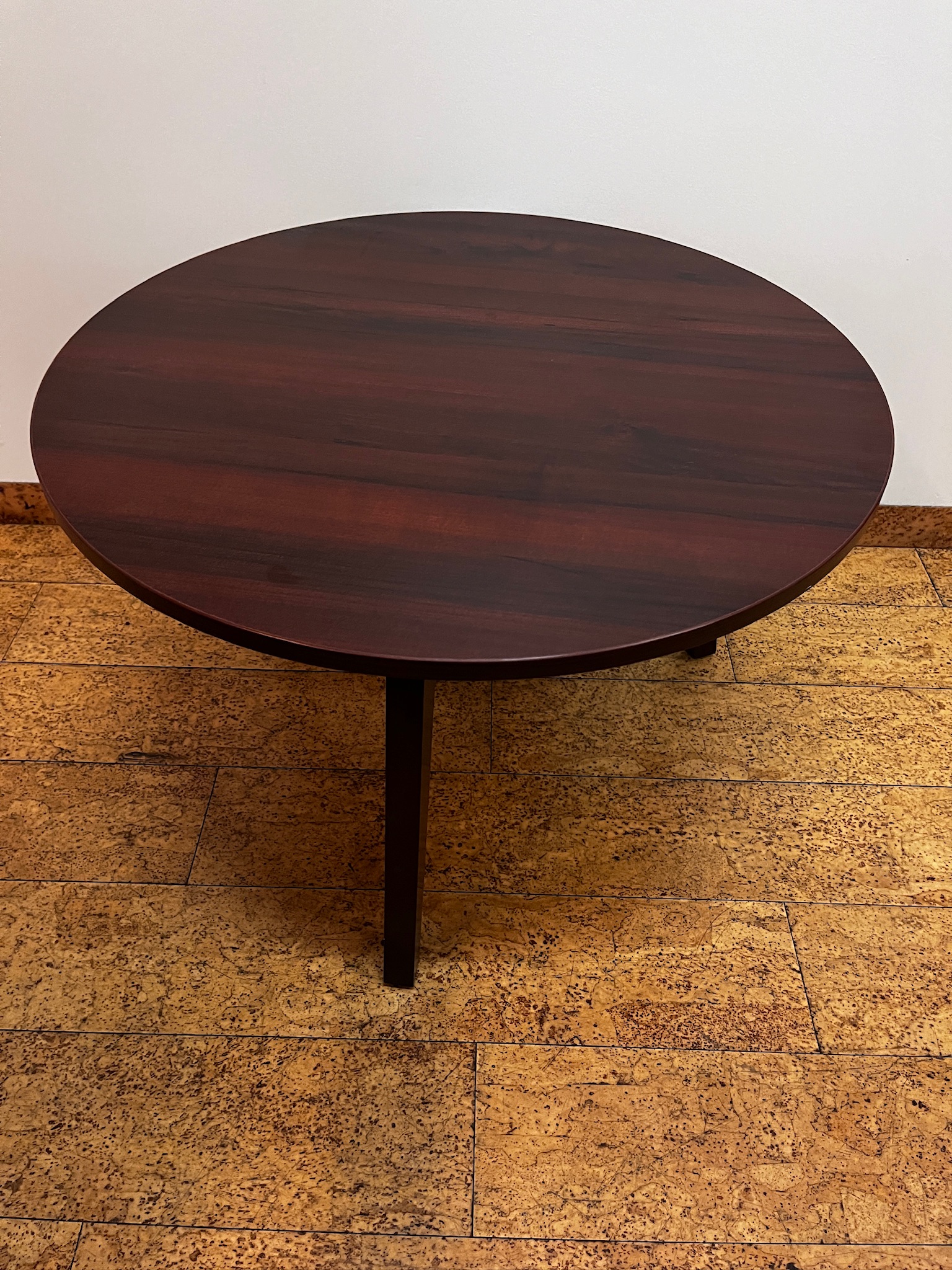 SELT / SOLD - Sófaborð / hliðarborð, B70 H45 sm.