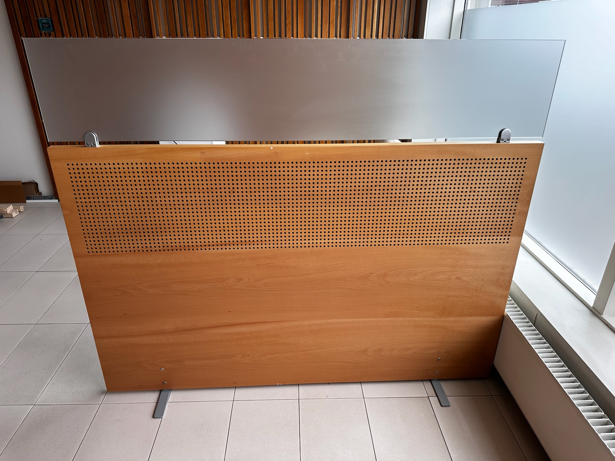 SELT / SOLD Hljóðeinangrandi skilrúm með gleri frá Á. Guðmundsson 2