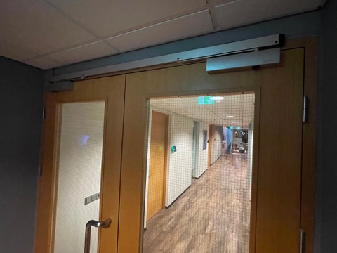 SELT / SOLD Tvöföld eldvarnarhurð með gleri, læsingu og pumpu 2
