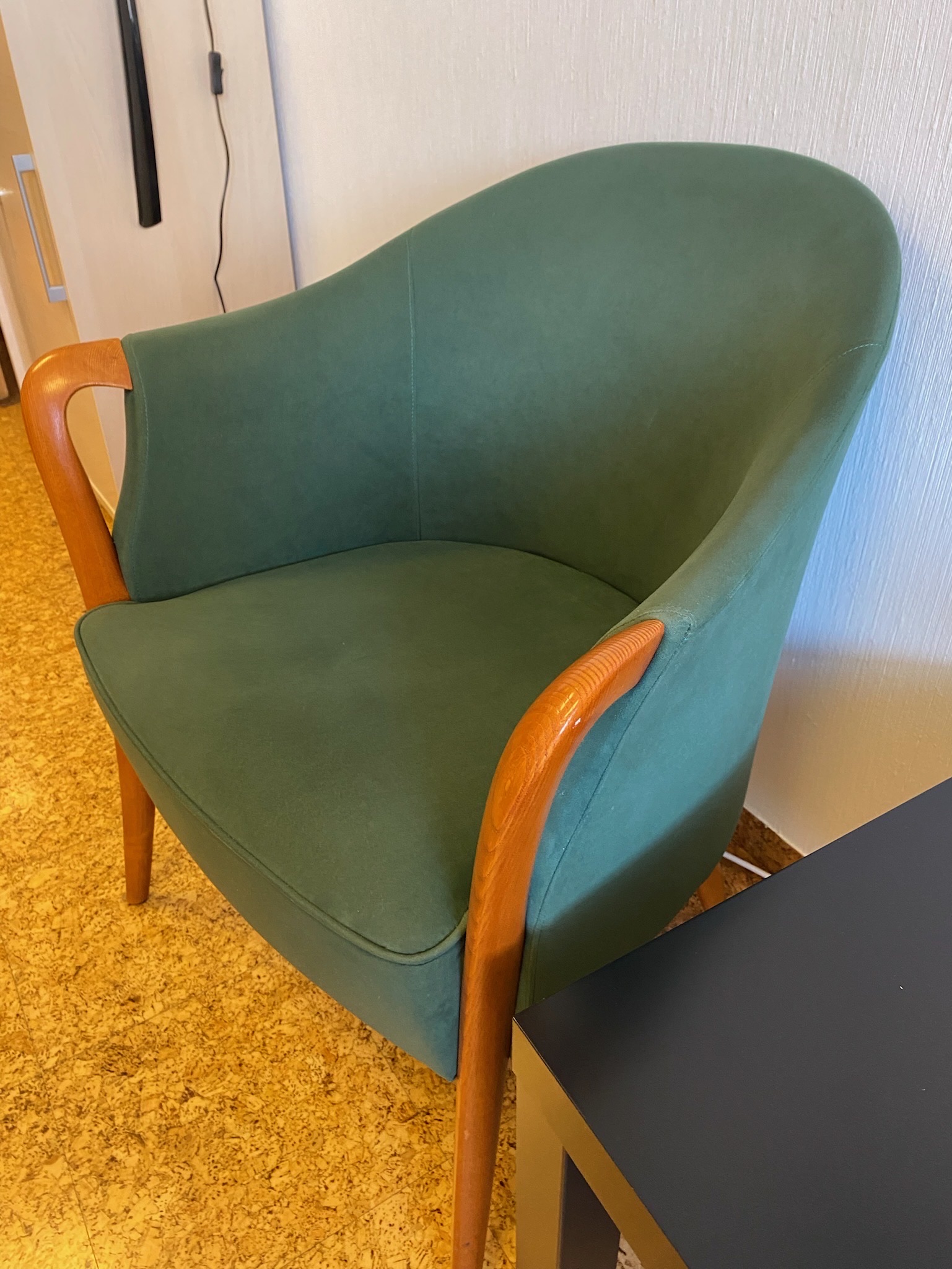 SELT / SOLD Hægindastóll grænn - 2 stólar til - Alþingi 5