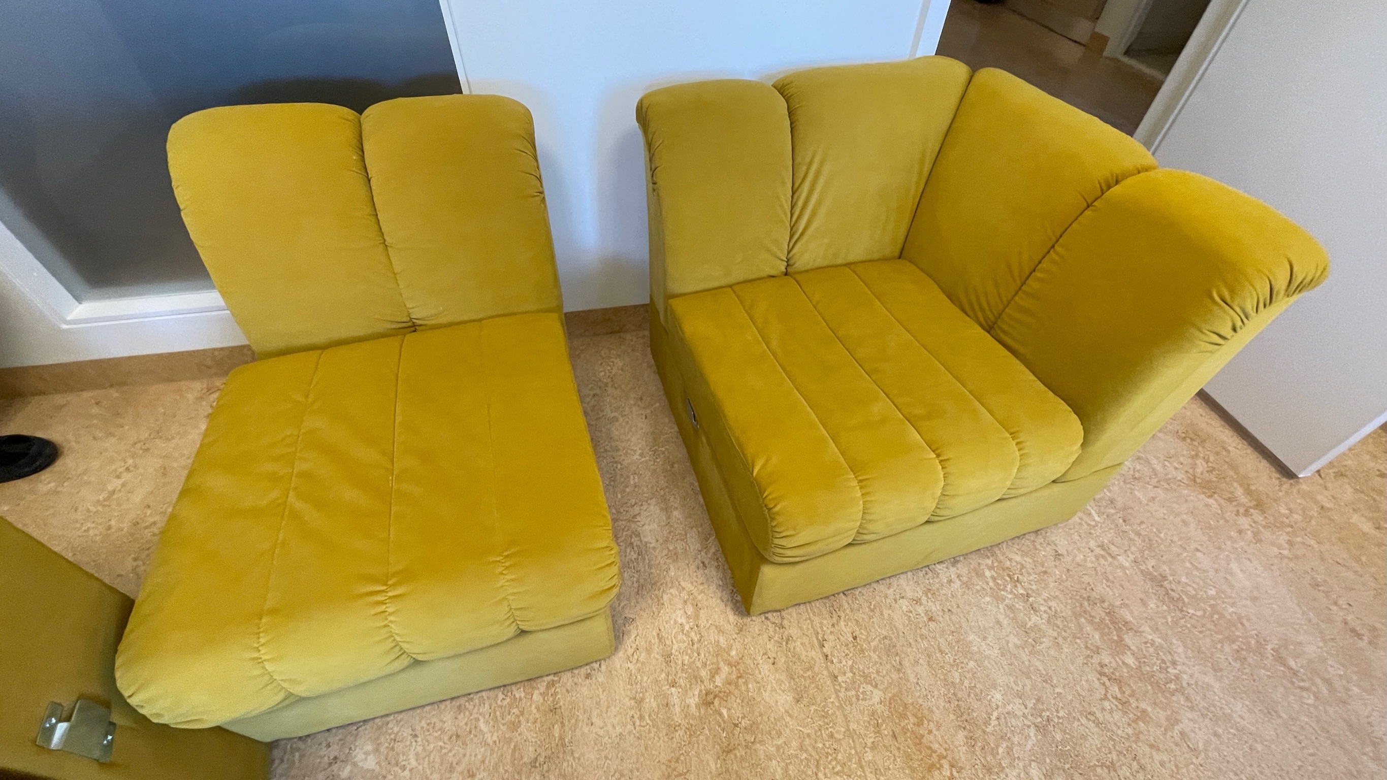 SELT / SOLD - Velvet sófi gulllitaður 3ja manna 7