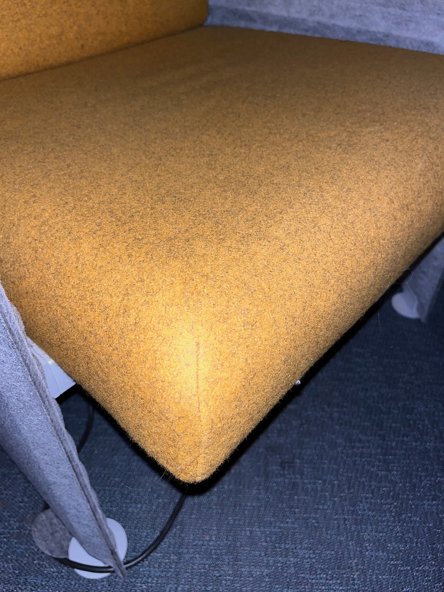 SELT / SOLD NOTI hljóðvistarsæti, símasæti, næðissæti B67/ D78/H191 sm. 6