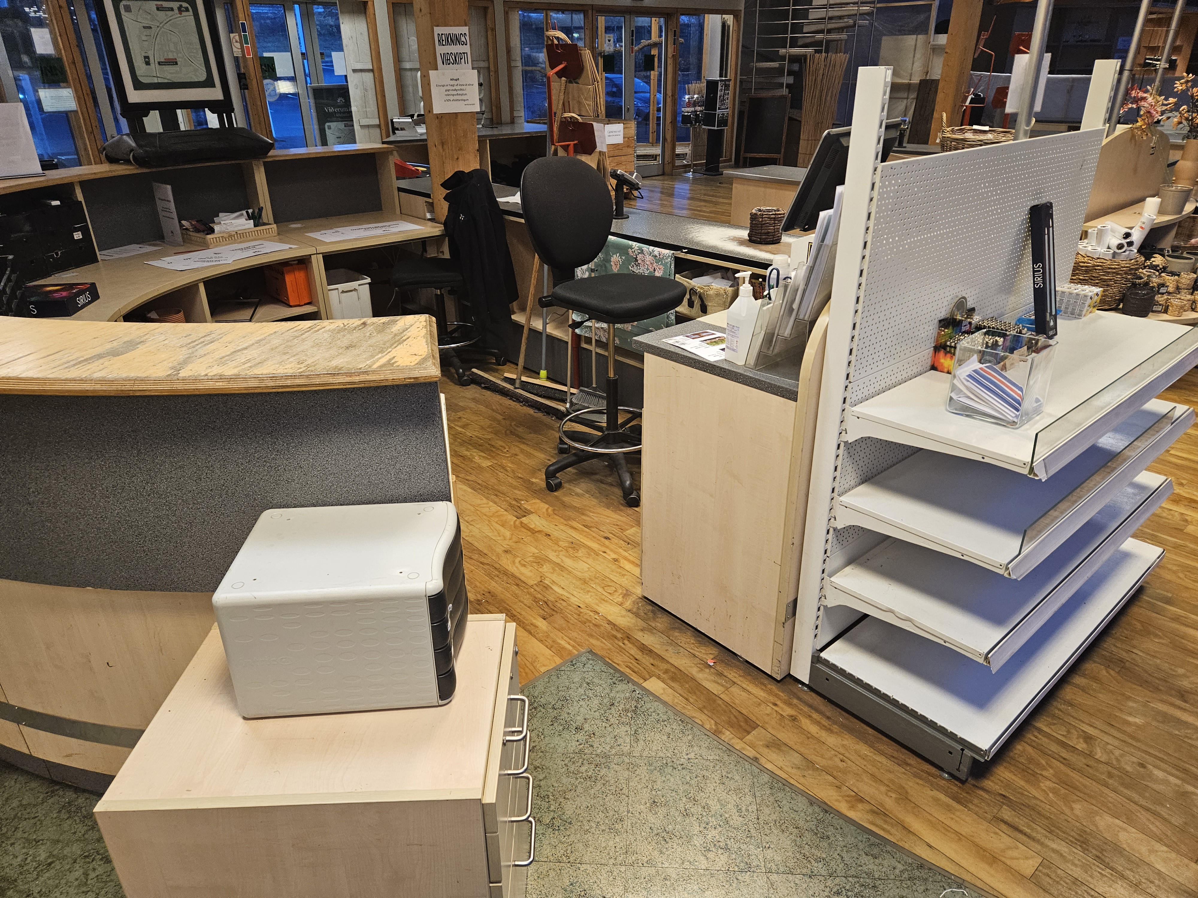 SELT / SOLD - Móttökuborð - búðarborð - verslunarborð 4 metrar 8