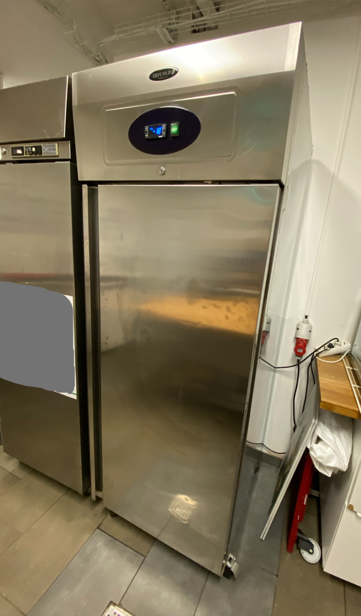 SELT / SOLD Tefcold frystir á hjólum, H201 x B74 x D85 sm. 3