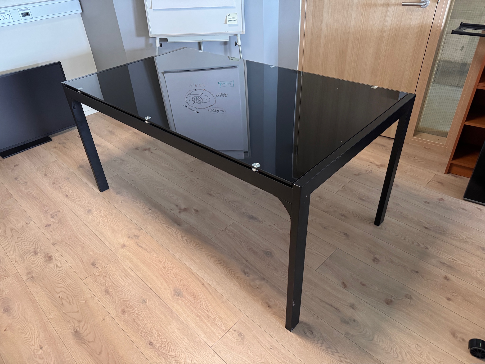 SELT / SOLD Svart glerborð, B160xD90sm.
