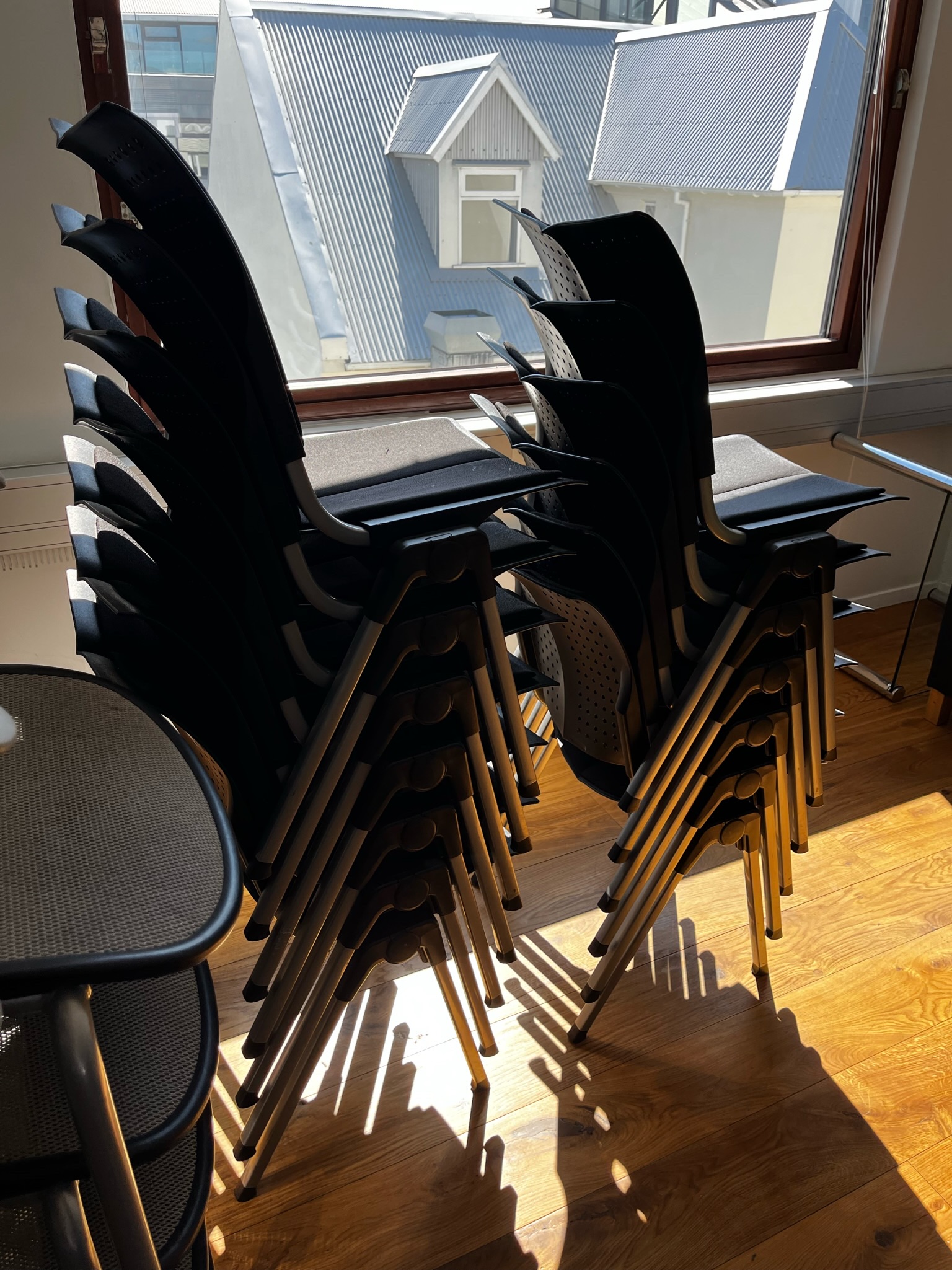 SELT / SOLD Håg fundarstólar svartir, staflanlegir 9