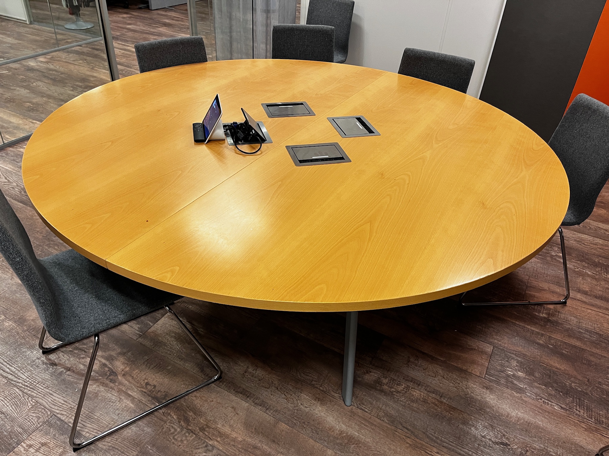 SELT / SOLD Hringborð / fundarborð, 8 manna, Ø200 x H73 sm.