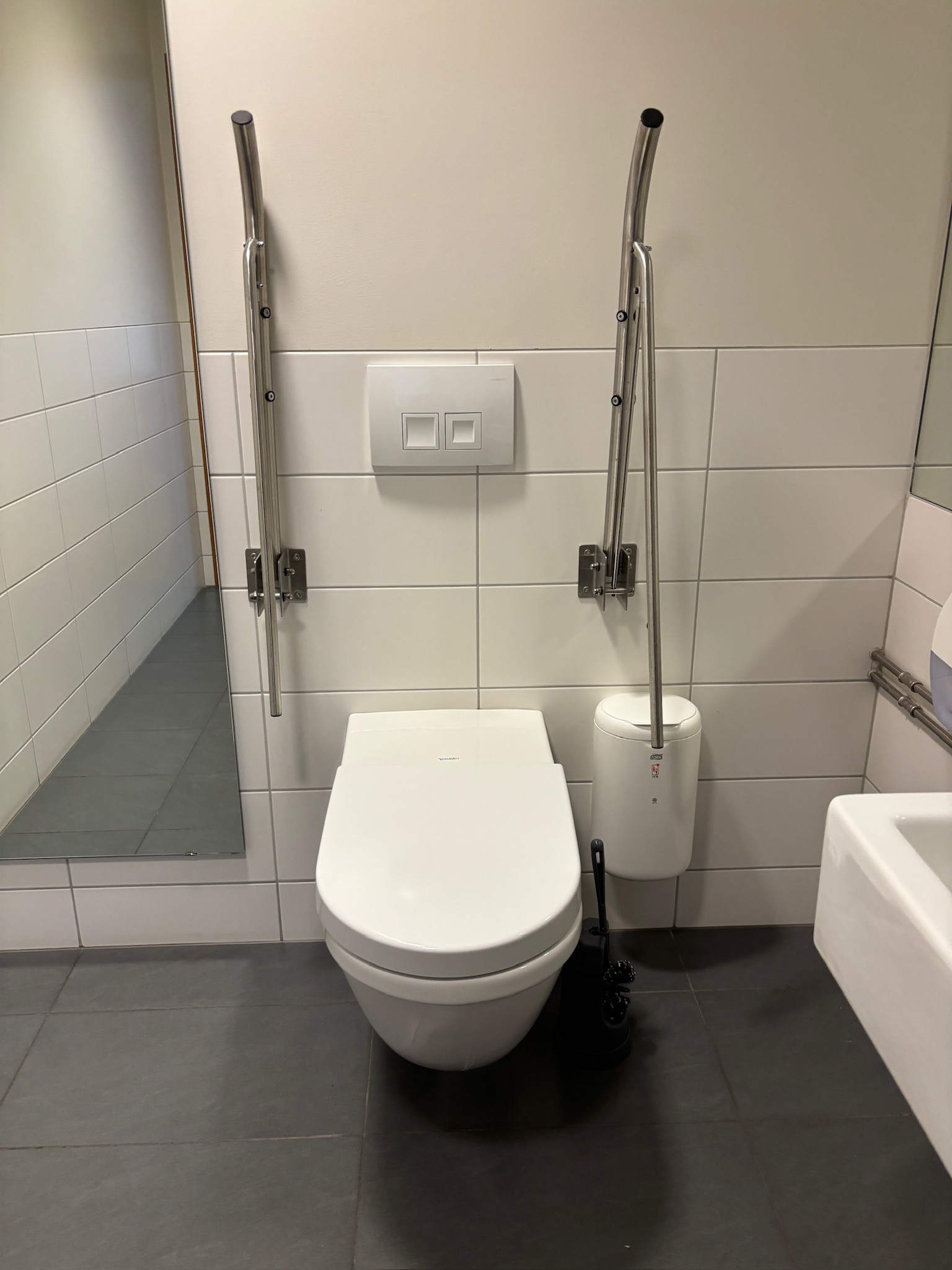 SELT / SOLD vegghengt salerni / WC fyrir fatlaða með hæglokandisetu (2 stk. 2