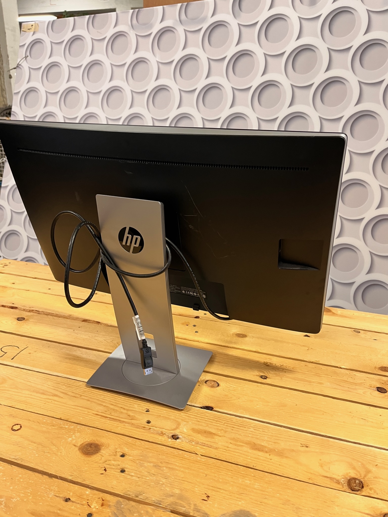 SELT / SOLD HP tölvuskjár m. HDMI tengi 4