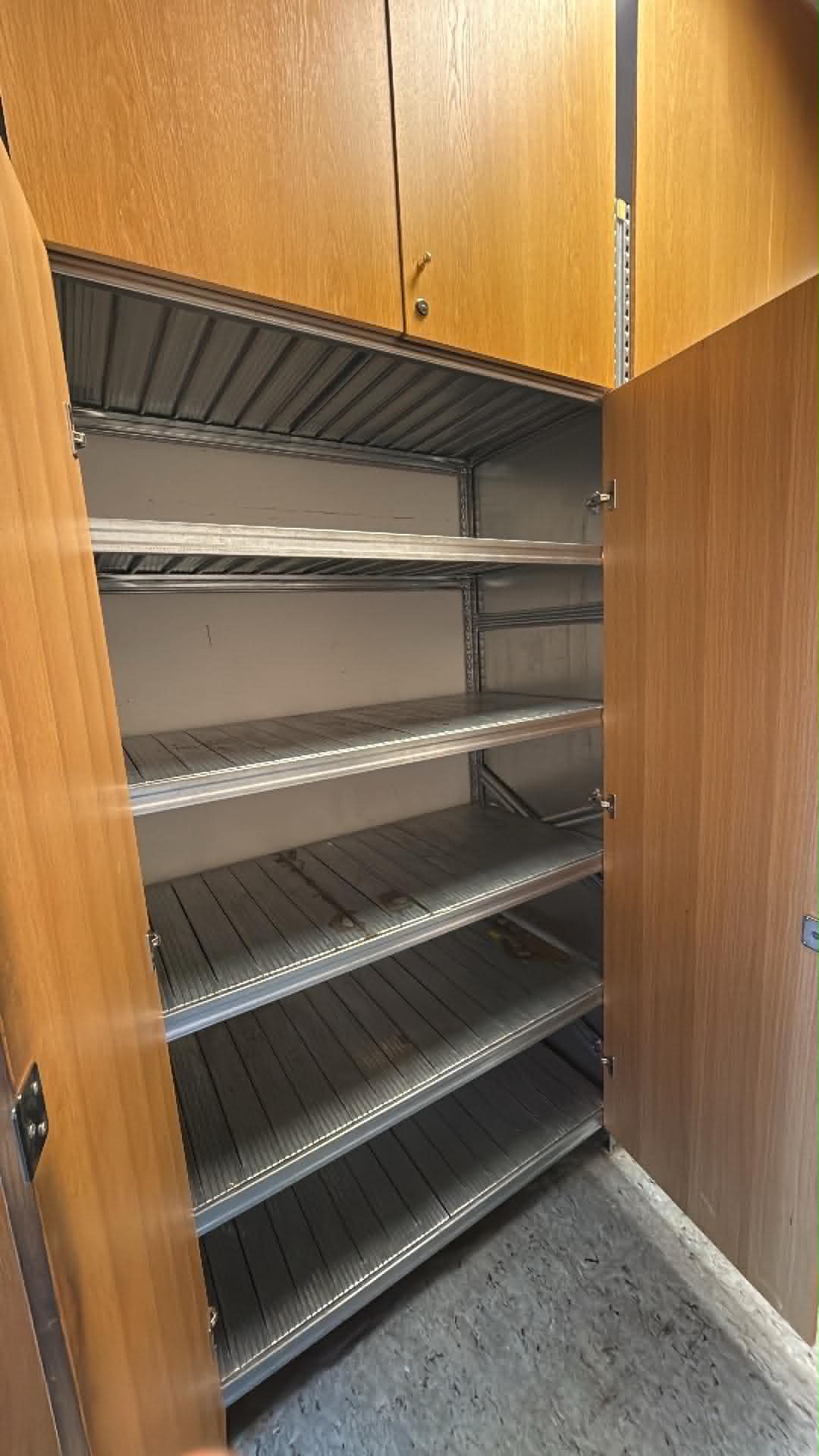 SELT / SOLD MS hillukerfi með hurðum frá Rými, H320xB120xD60sm. (6,5 bil) 3