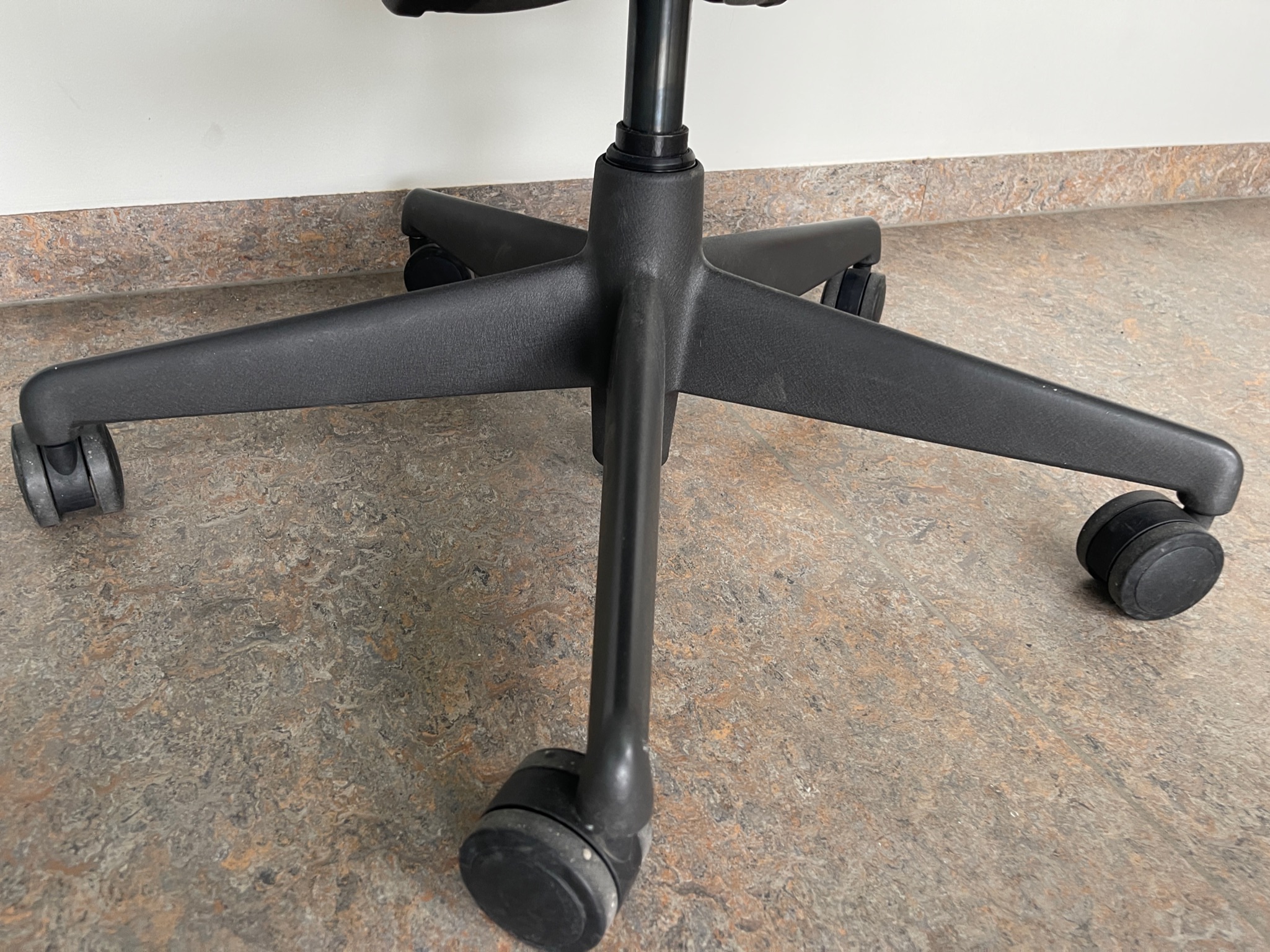 SELT / SOLD Herman Miller (Mirra) 9