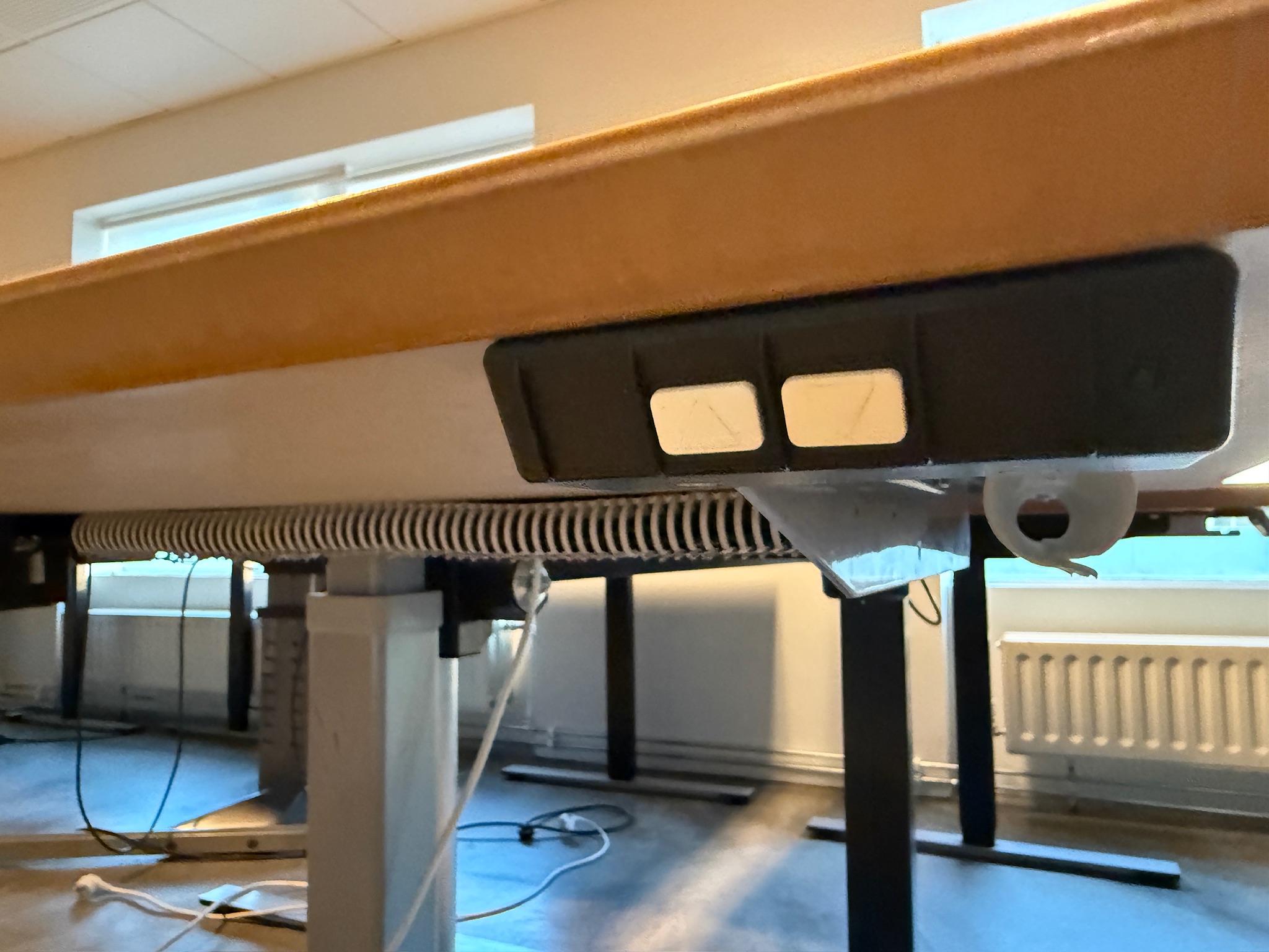 SELT / SOLD Dencon rafmagnsborð frá Pennanum, B140xD80sm. 5