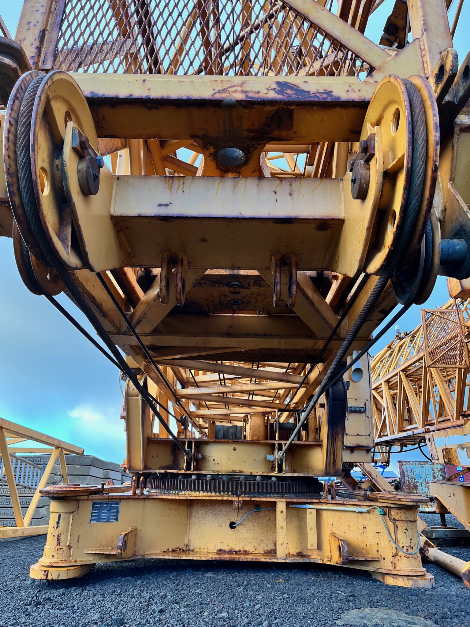 SELT / SOLD - Endurnýtt - Liebherr byggingakrani 63K AB 0325 9
