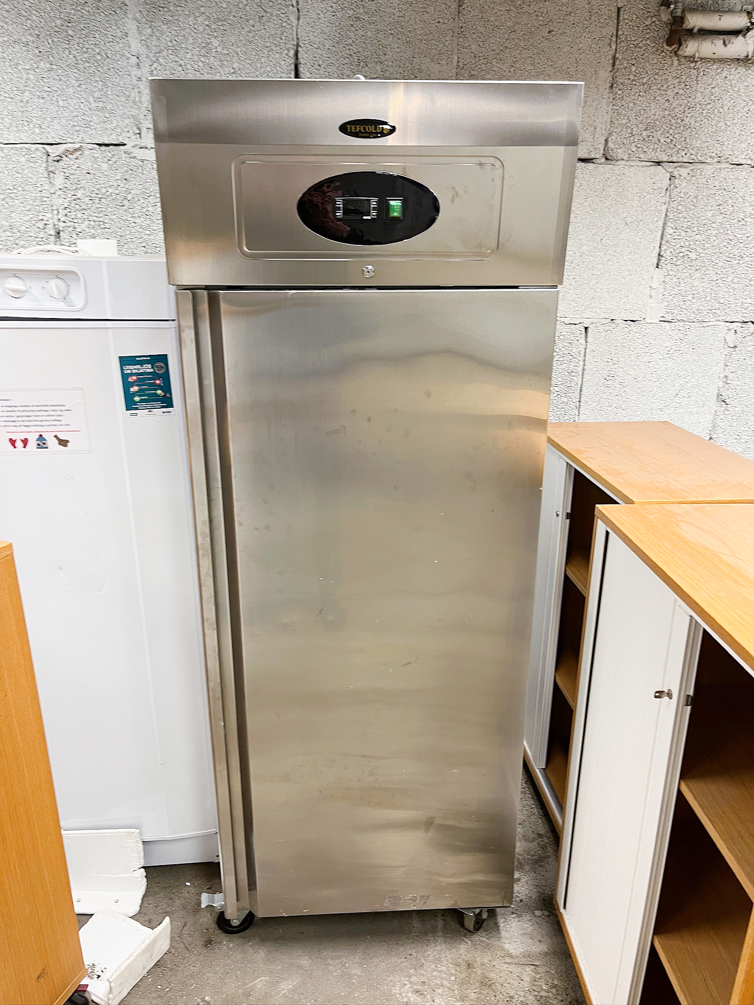 SELT / SOLD - HENT Tefcold kælir á hjólum, H201 x B74 x D85 sm.