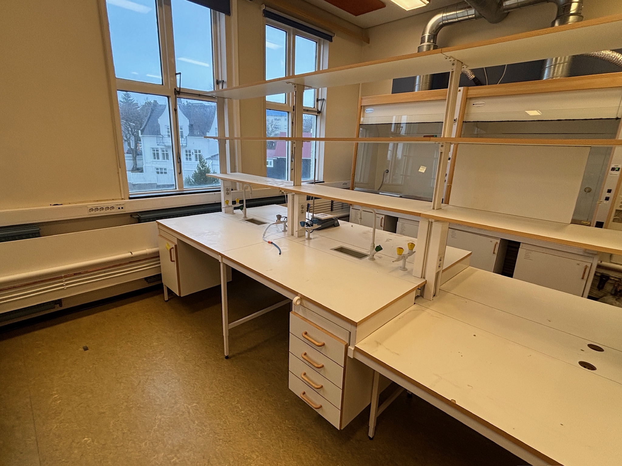 SELT / SOLD, vinnueyja, skólaborð, skápar B492/429 x D150 x H212 sm. (2 4