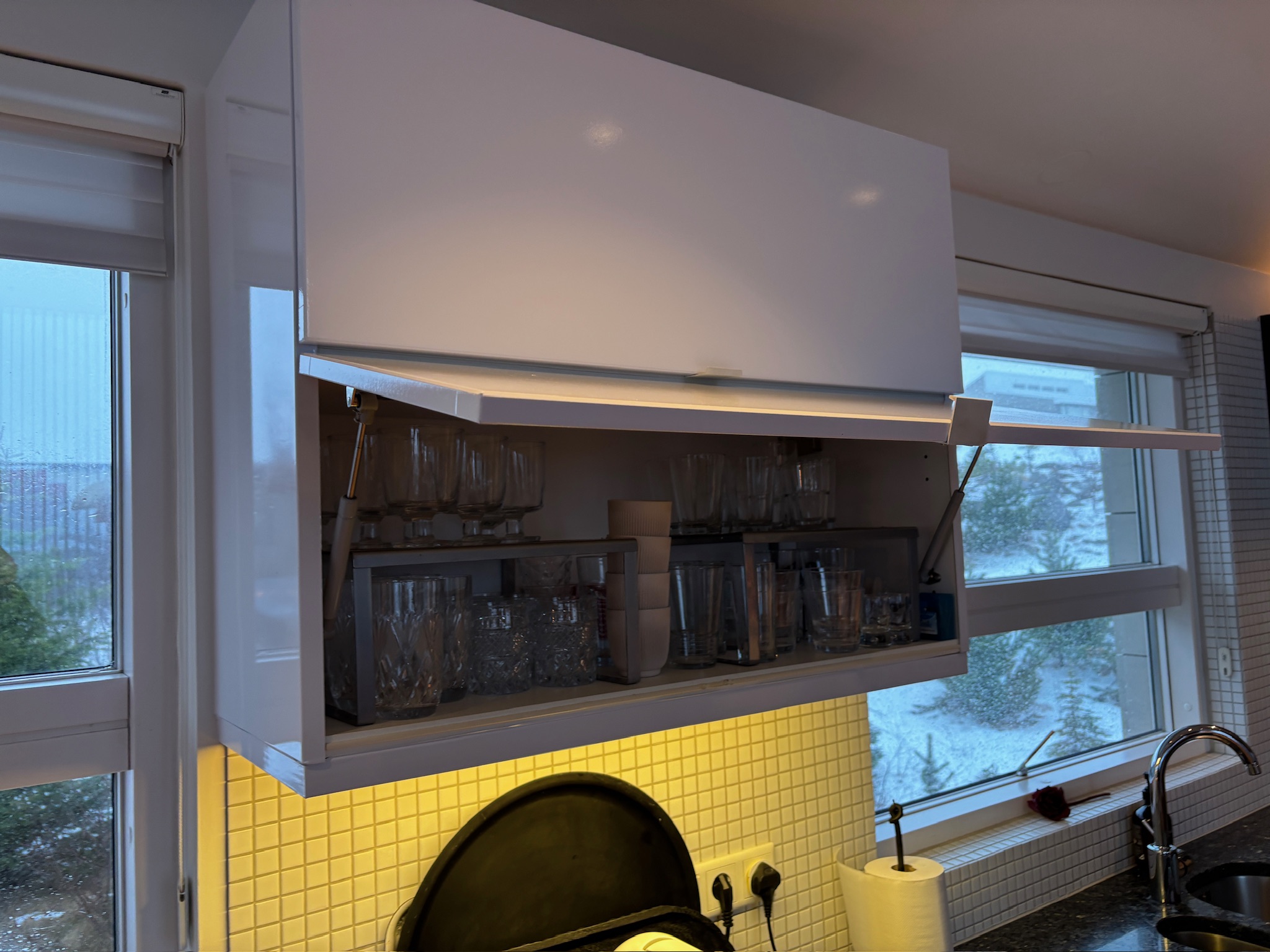 SELT / SOLD Eldhúsinnréttingmeð eyju, granítborðplötur - L613 x H216 x D60 14