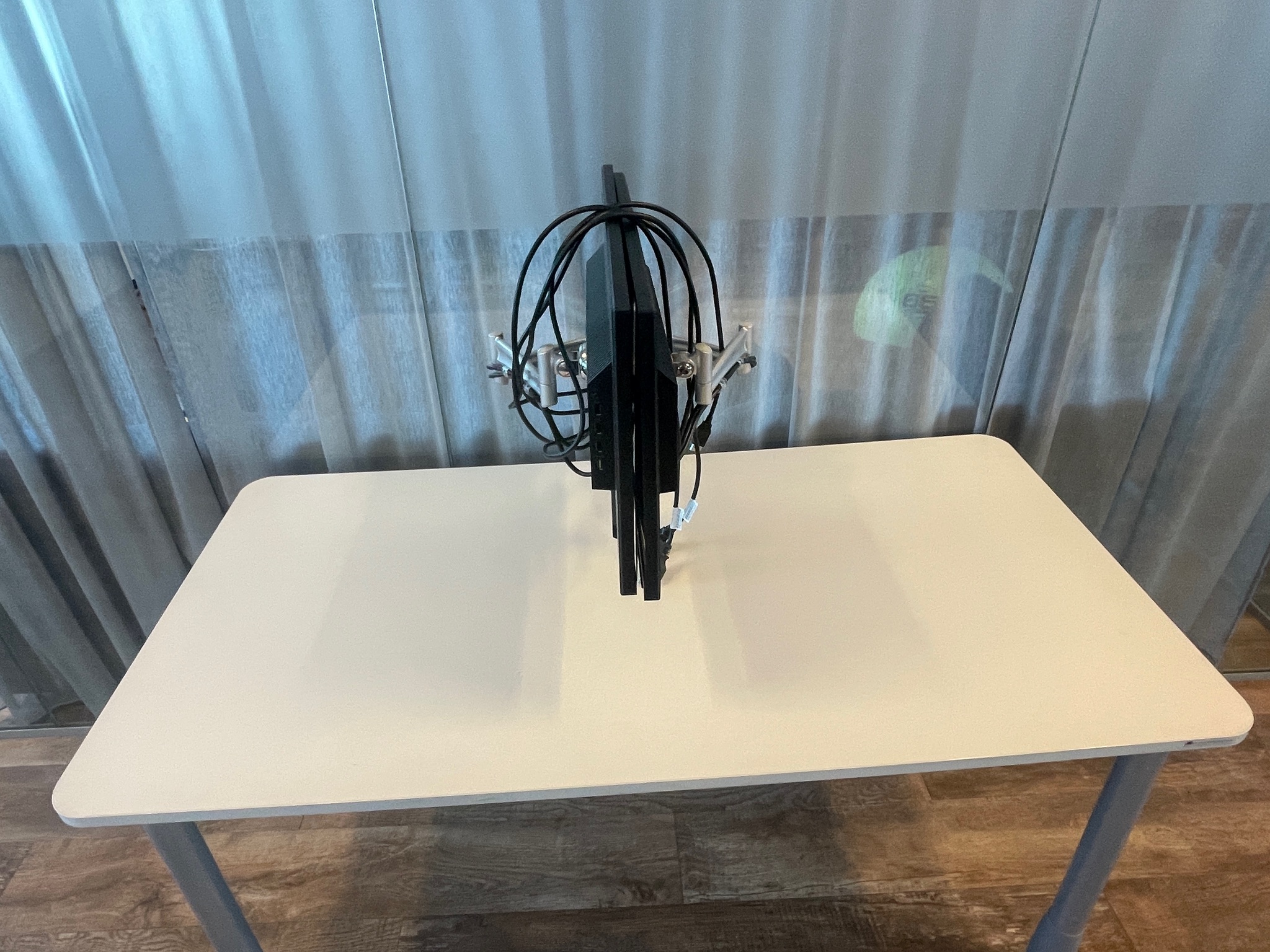 SELT / SOLD Vinnuaðstaða - Skrifborð ásamt 2 skjáum á armi, B140xD70 sm. 7