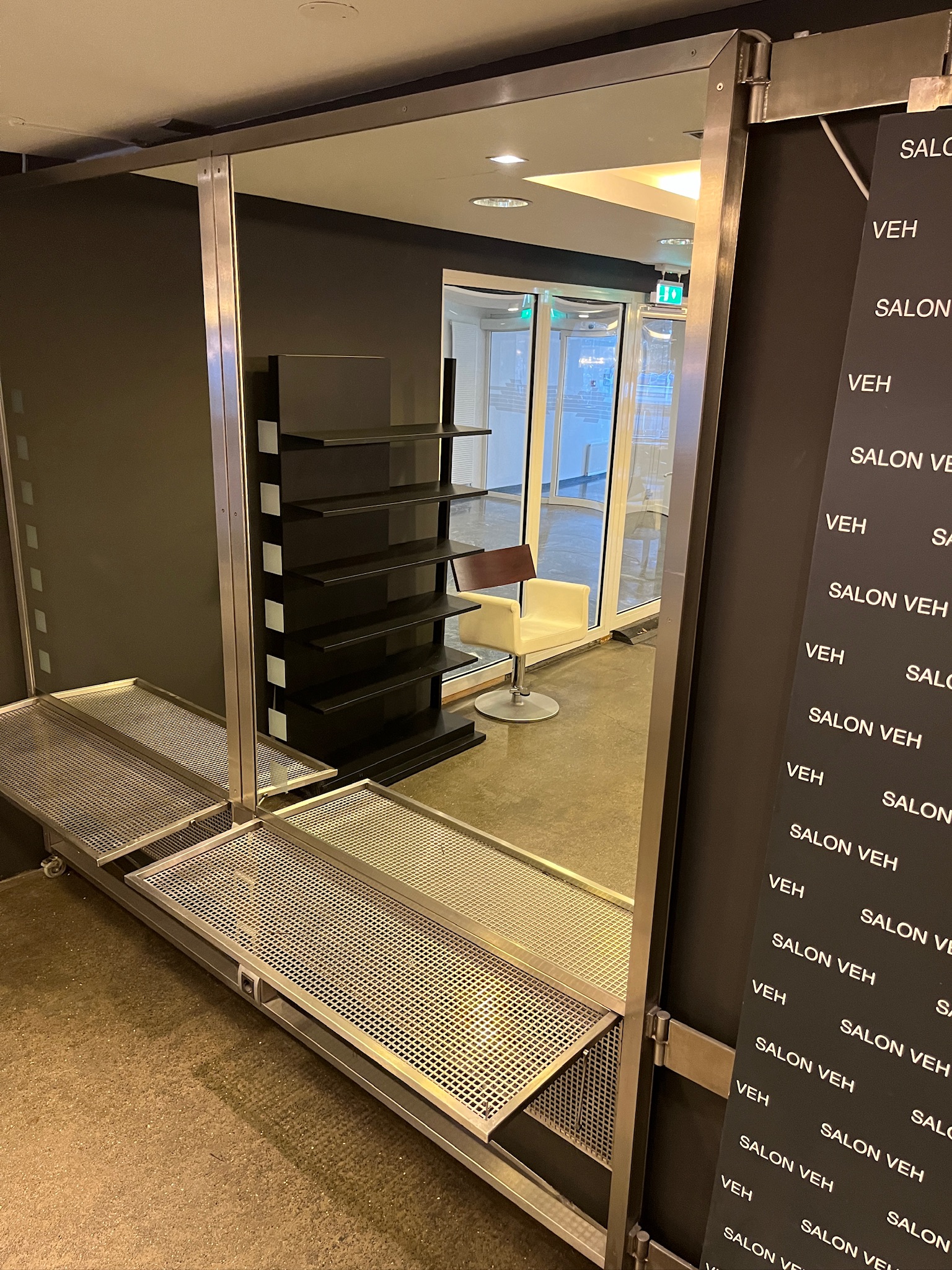 SELT / SOLD Spegill 250x250 með ljósi og rafmagni, sérsmíði á hjólum 250 s 2