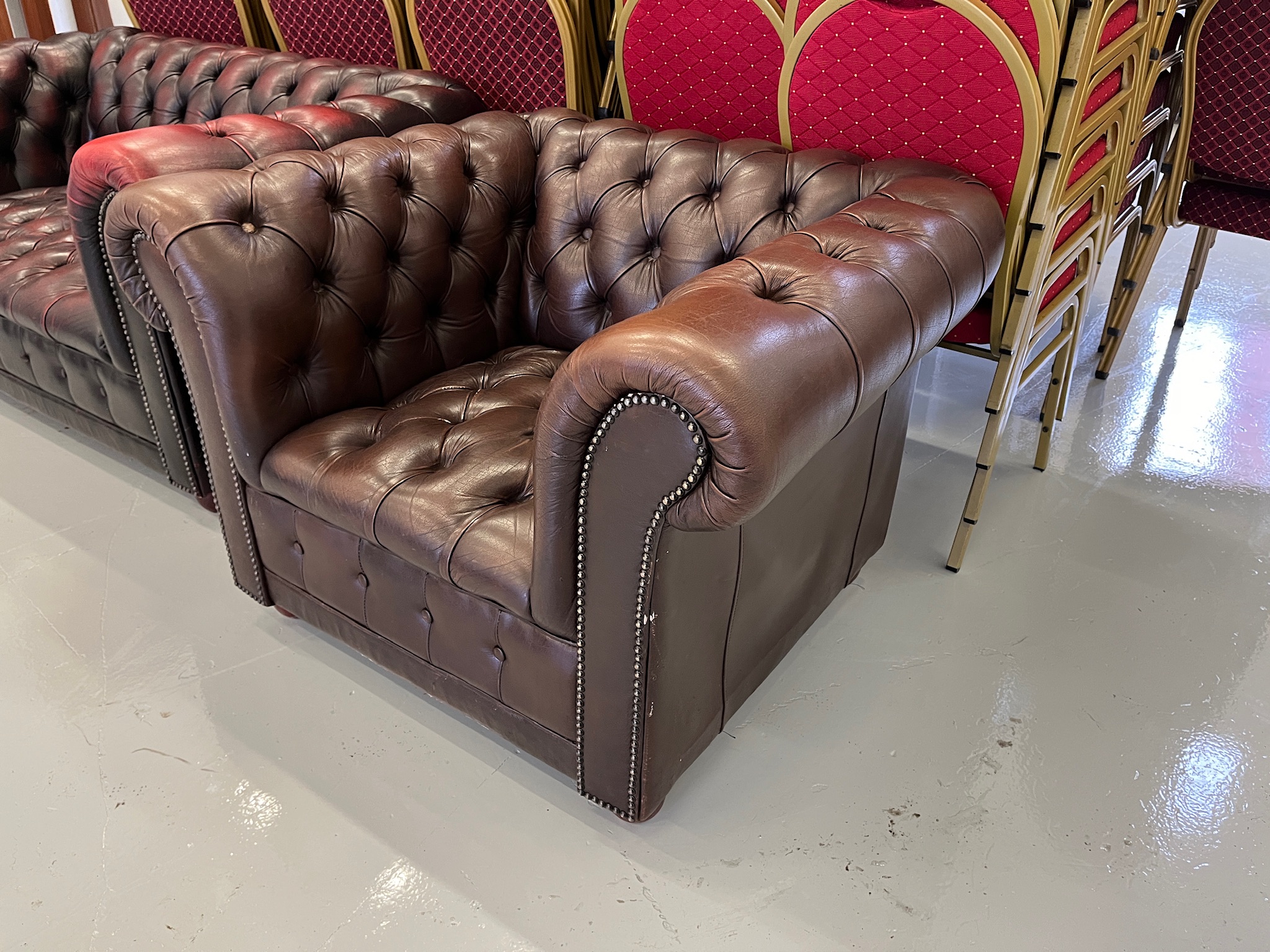SELT / SOLD - Chesterfield leðurssófasett, 2+1+1, B98 x D81 sm. 3