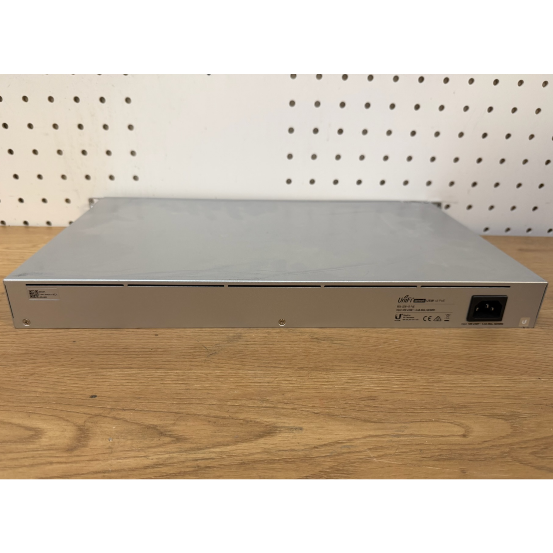 SELT / SOLD UniFi USW 48 PoE sviss frá Ofar 2