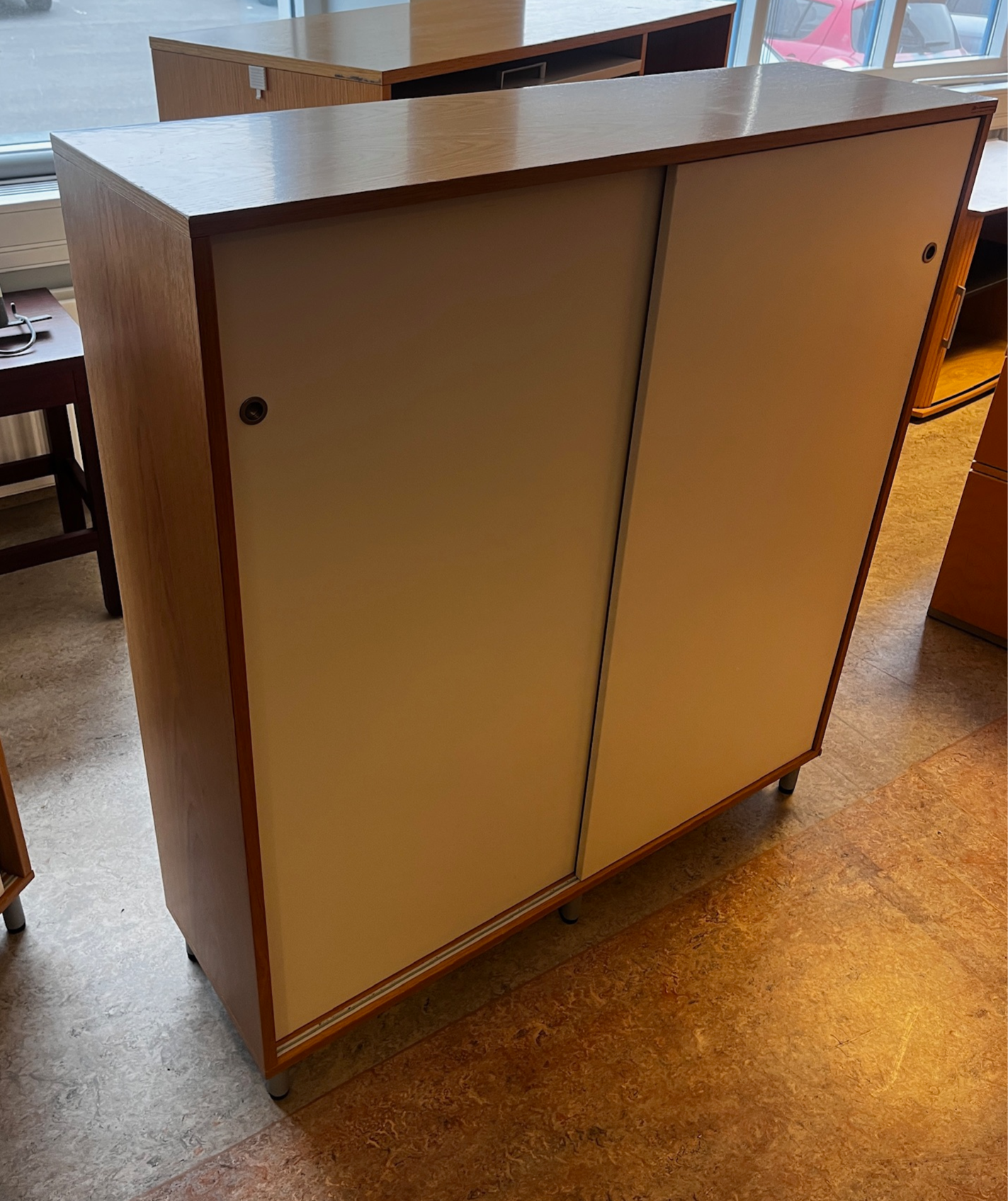 SELT / SOLD Skrifstofuskápur með rennihurðum frá Á. Guðmundsson