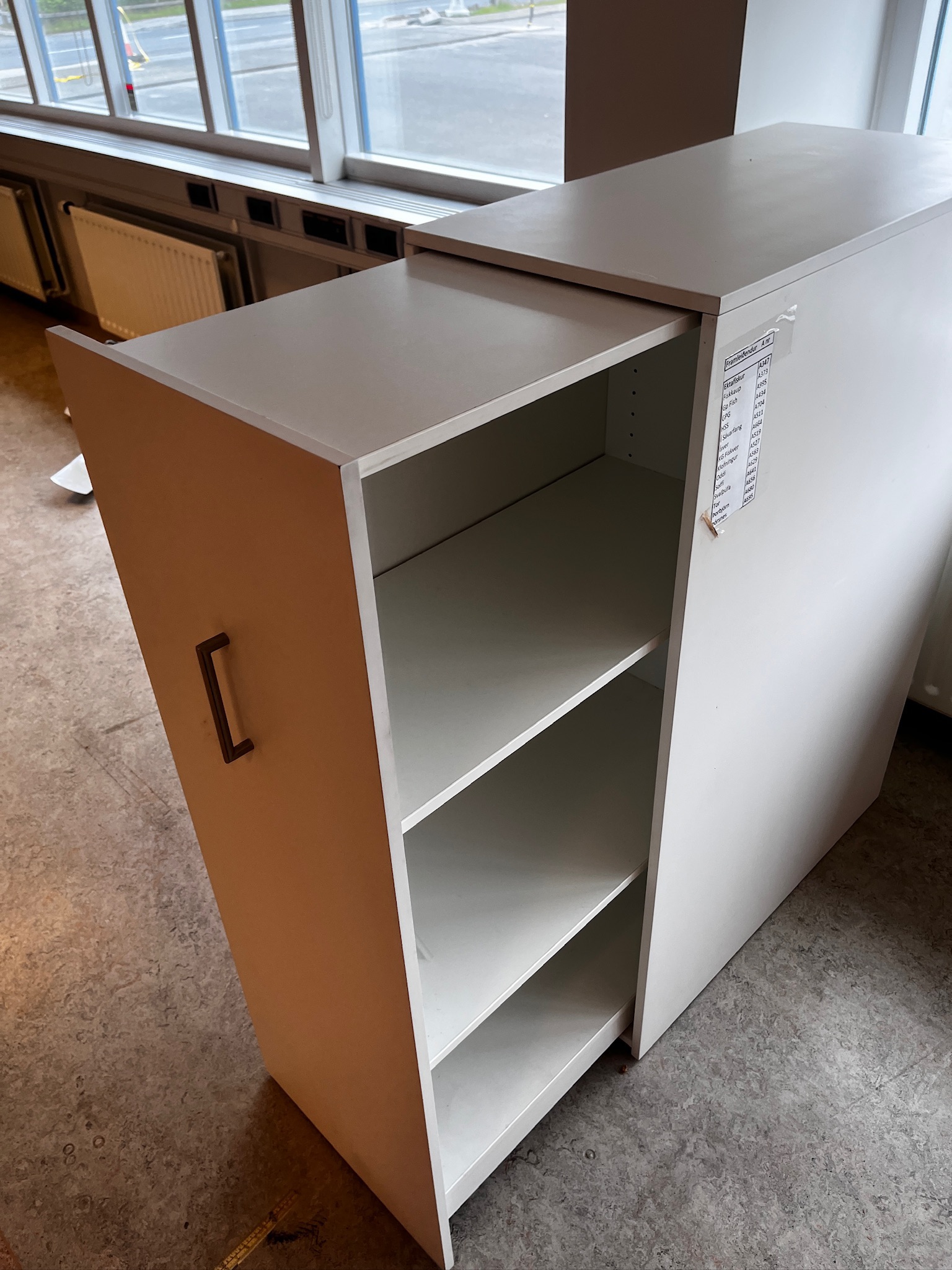 SELT / SOLD Turnskápur, H120 x D82 x B42 sm. 3