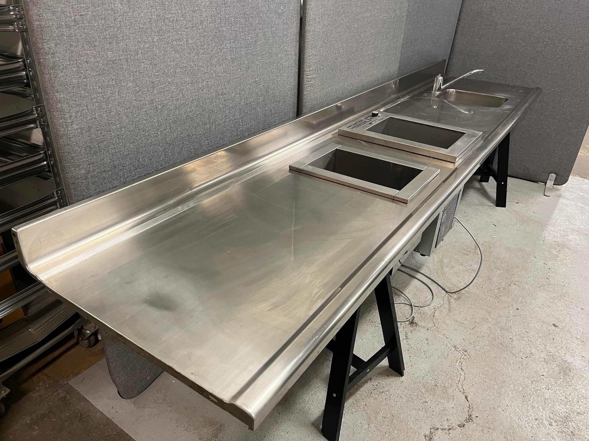 SELT / SOLD Stálborð með vöskum og kælibaði, L290 x B65 sm. 2