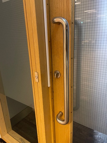 SELT / SOLD Viðarhurð - eldvarnarhurð með gleri, læsingu og pumpu, eldvarin 2