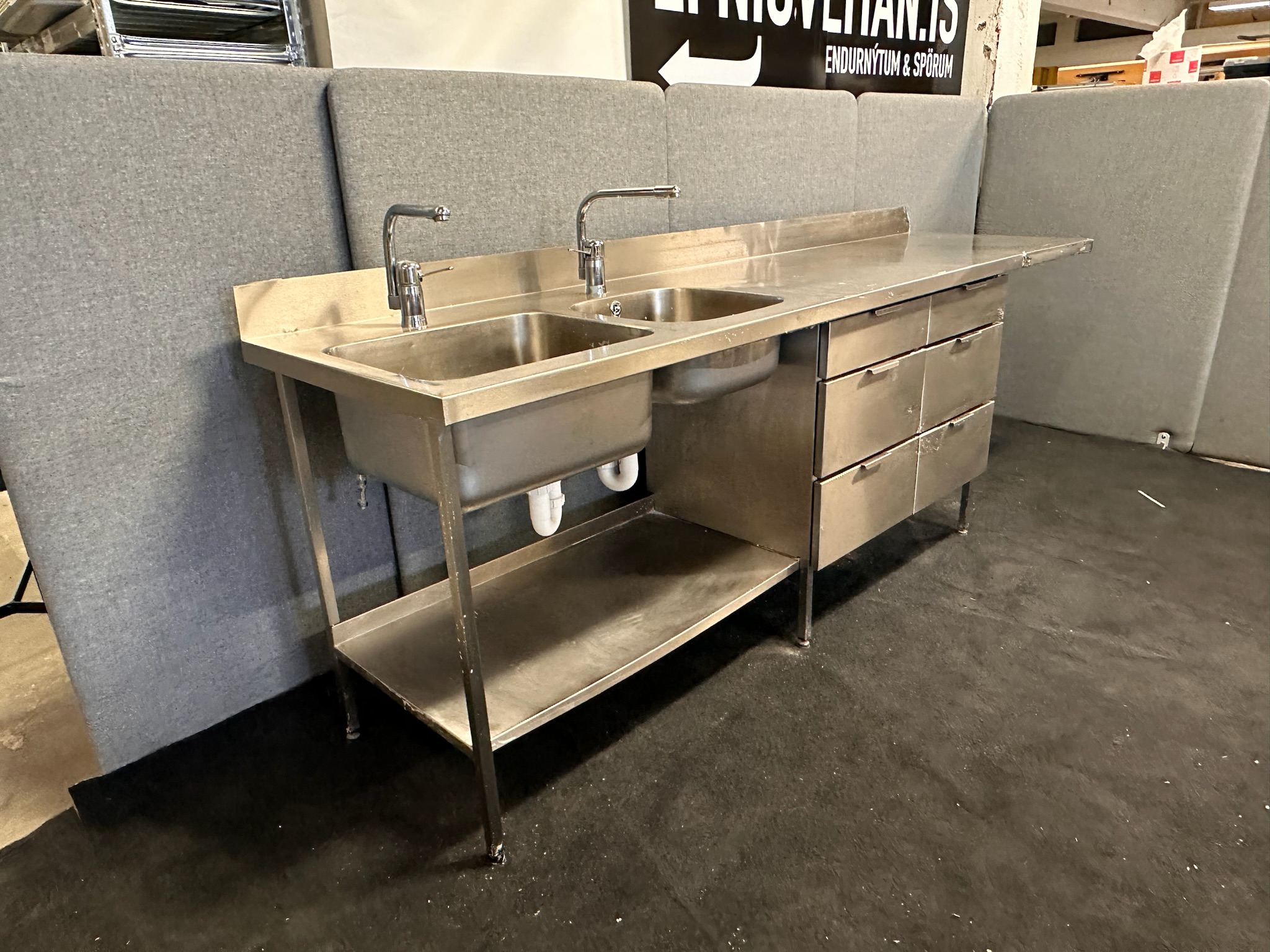 SELT / SOLD - Stálborð með 2 vöskum, B260 x D67 x H89 sm.