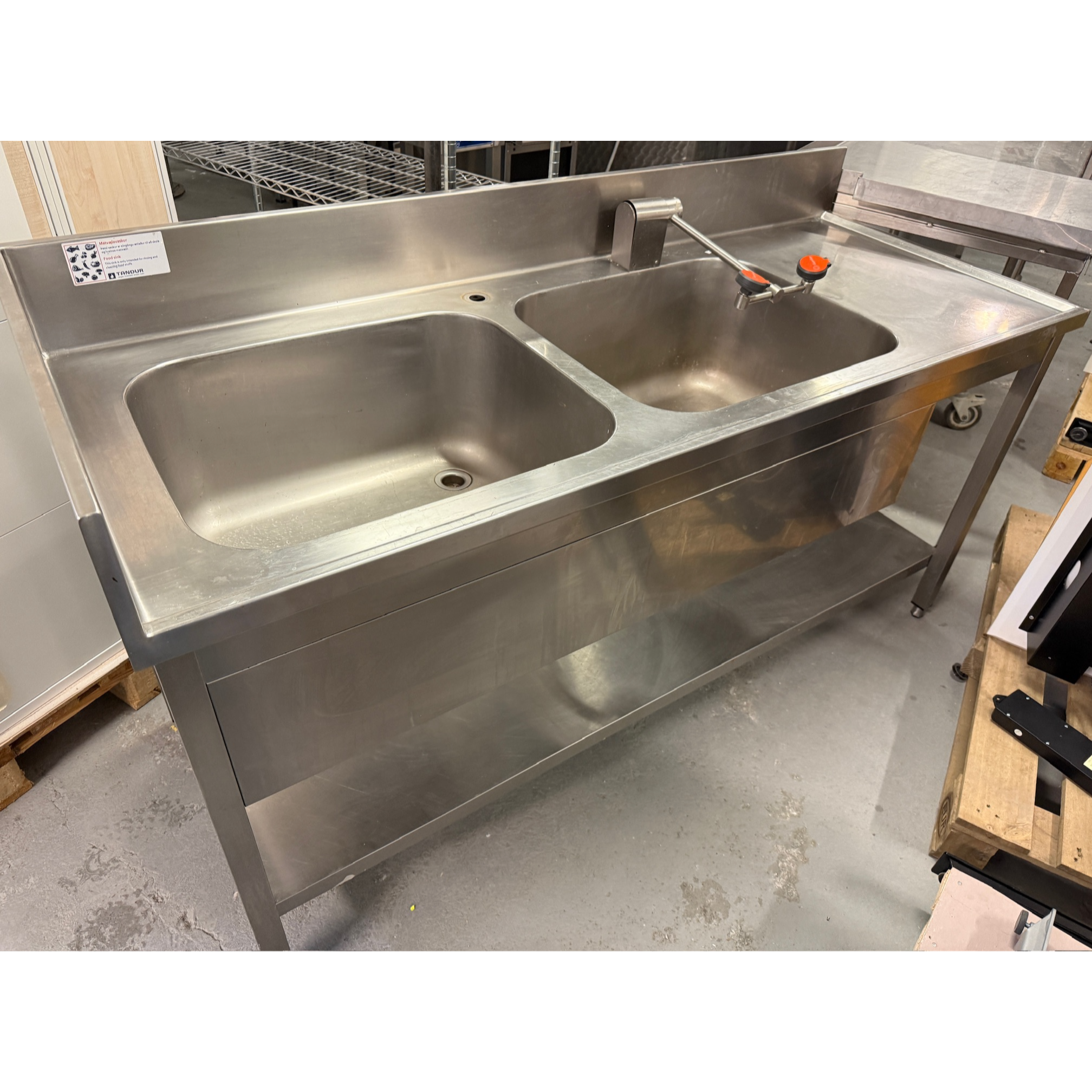 SELT / SOLD Stálborð með 2 vöskum m.kanti og andlits/augnskoli frá Tandur