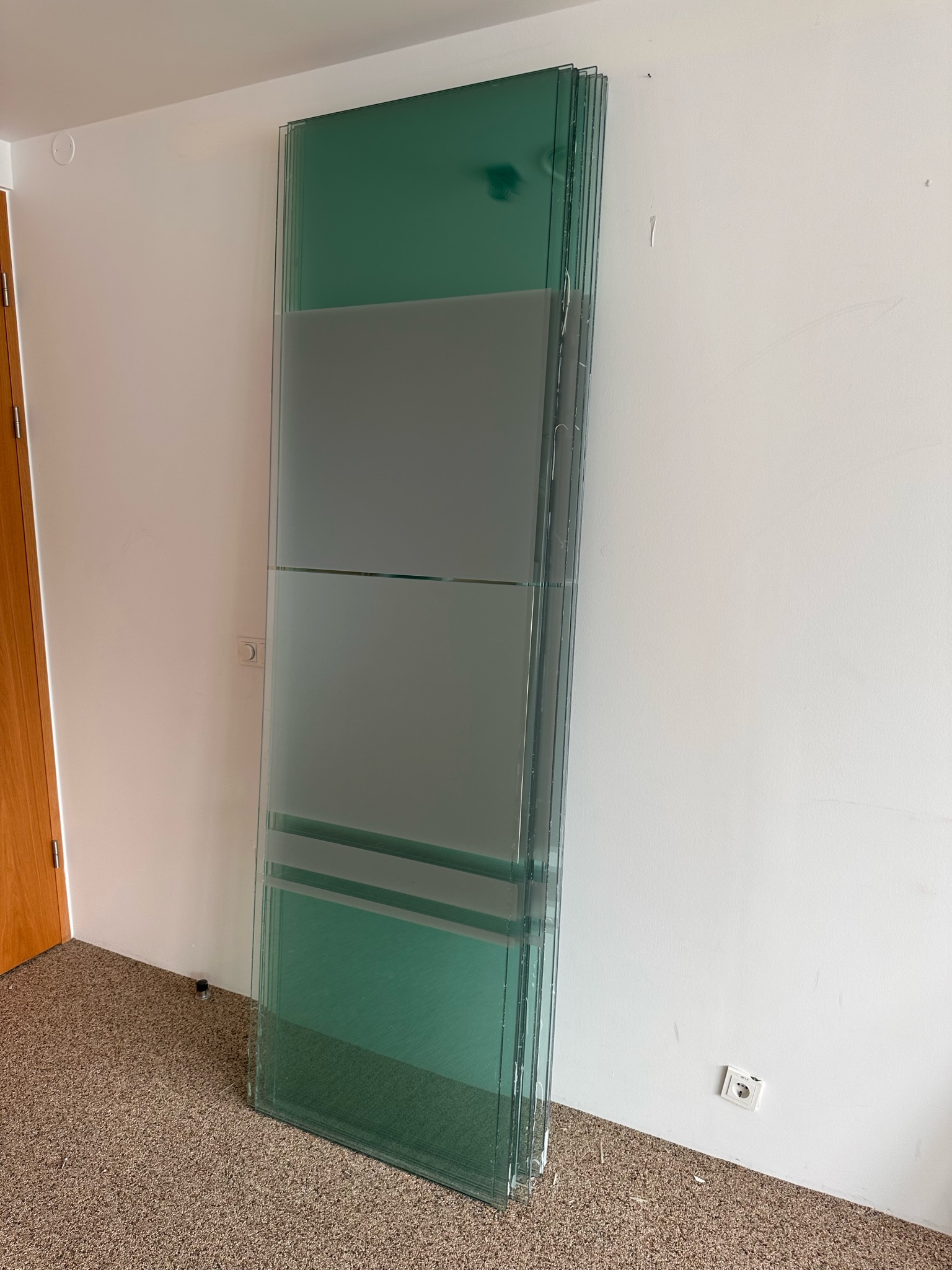 SELT / SOLD Glerveggir 10mm kantpússað - Hæð 244 sm. 2