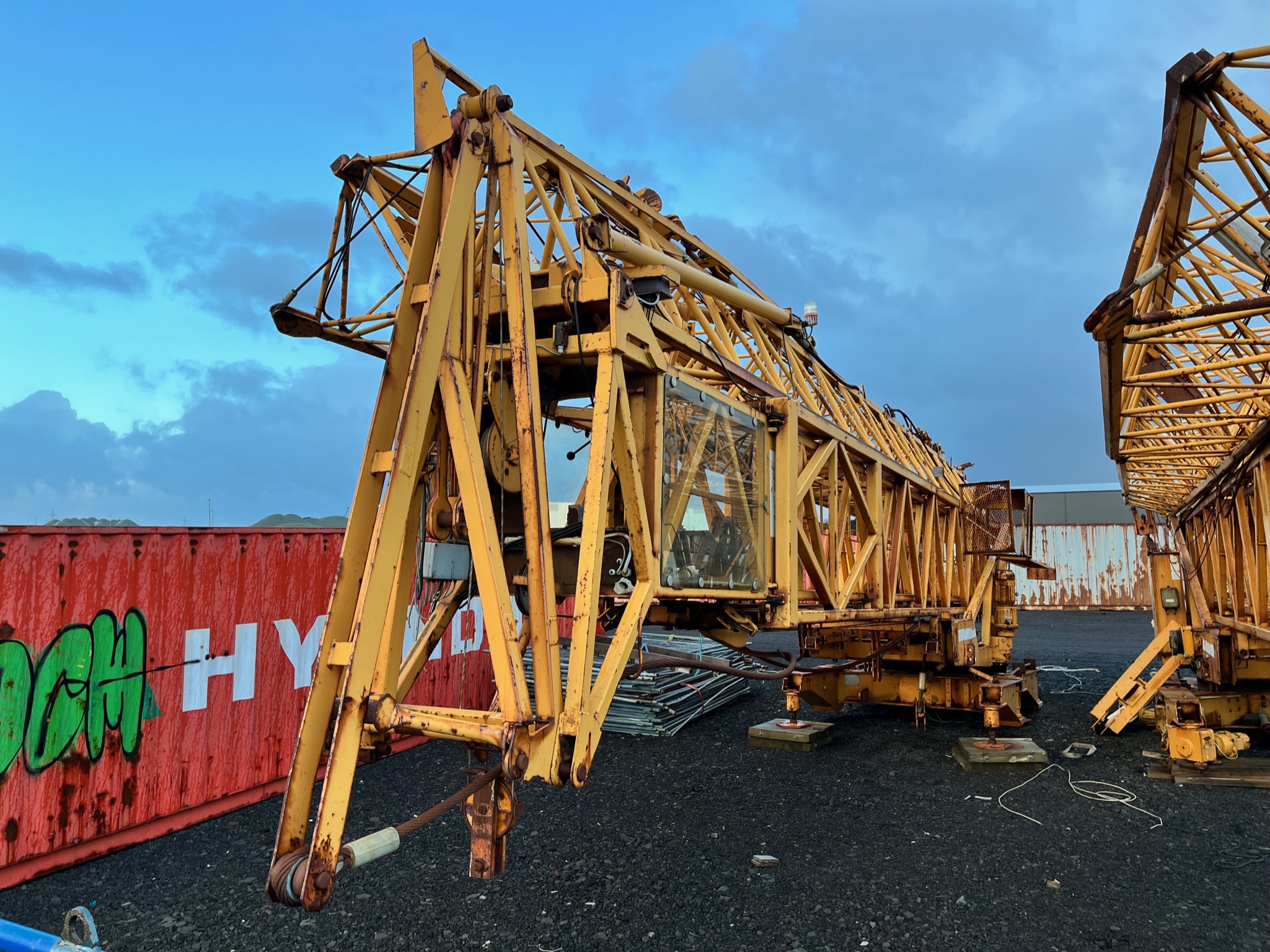 SELT / SOLD - Endurnýtt Liebherr byggingakrani 63K - AB 0234 2