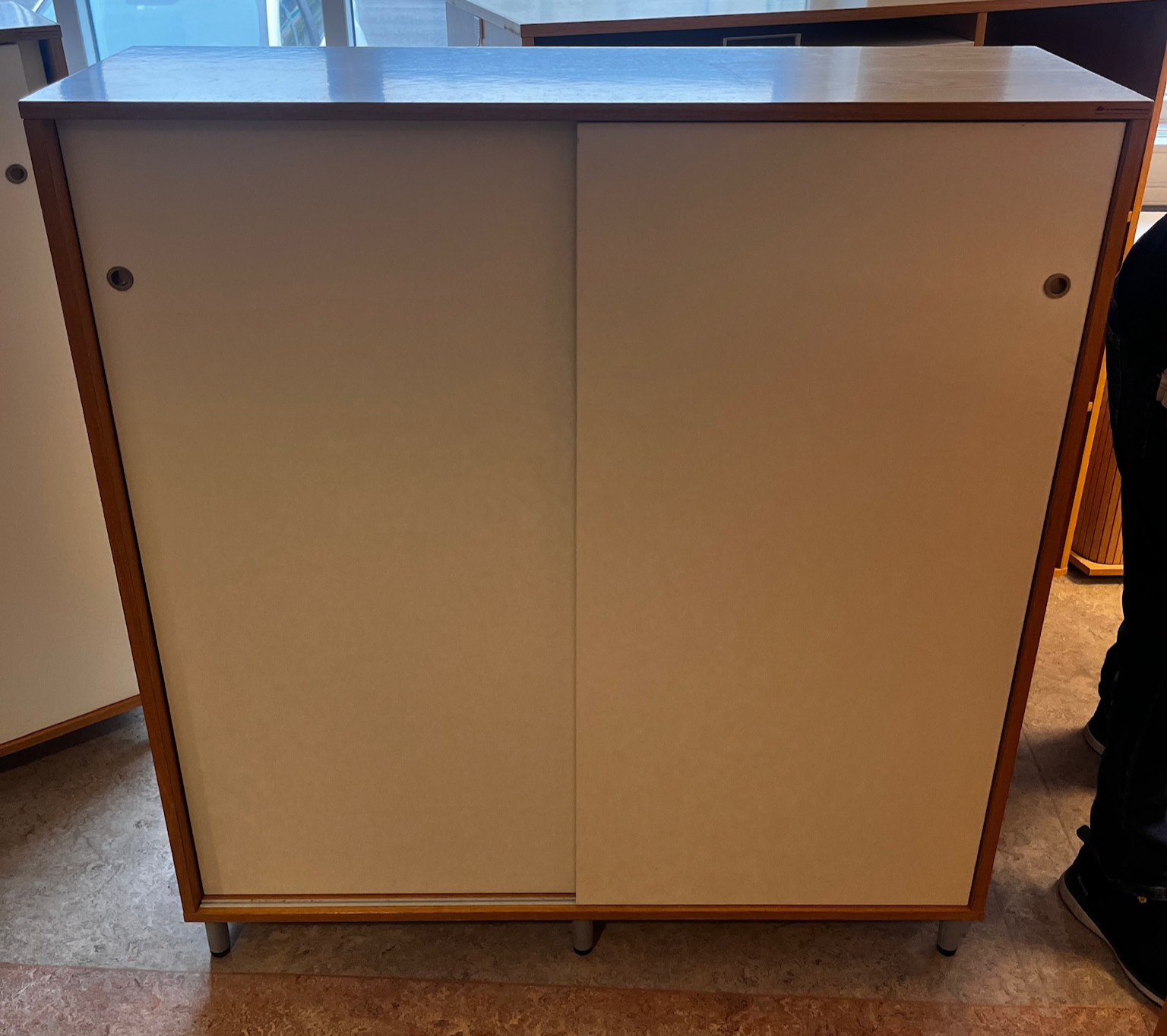 SELT / SOLD Skrifstofuskápur með rennihurðum frá Á. Guðmundsson 2