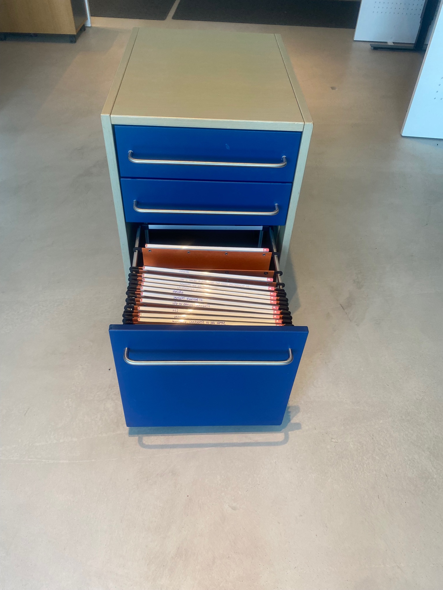 SELT / SOLD skrifborðskálfur með bláum skúffum á hjólum 6