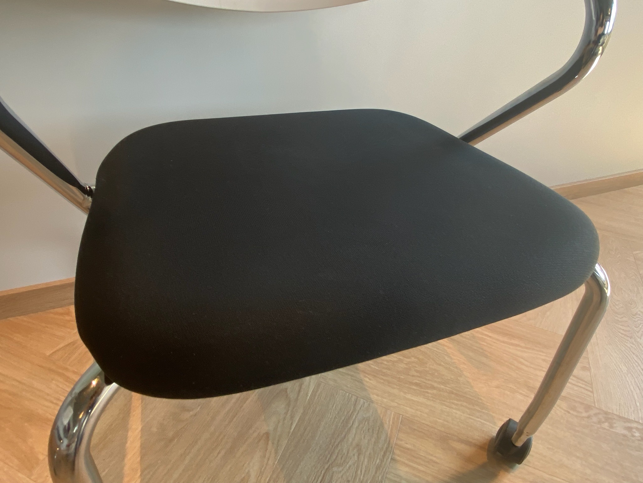 SELT / SOLD Vitra fundarstólar á hjólum frá Pennanum 6