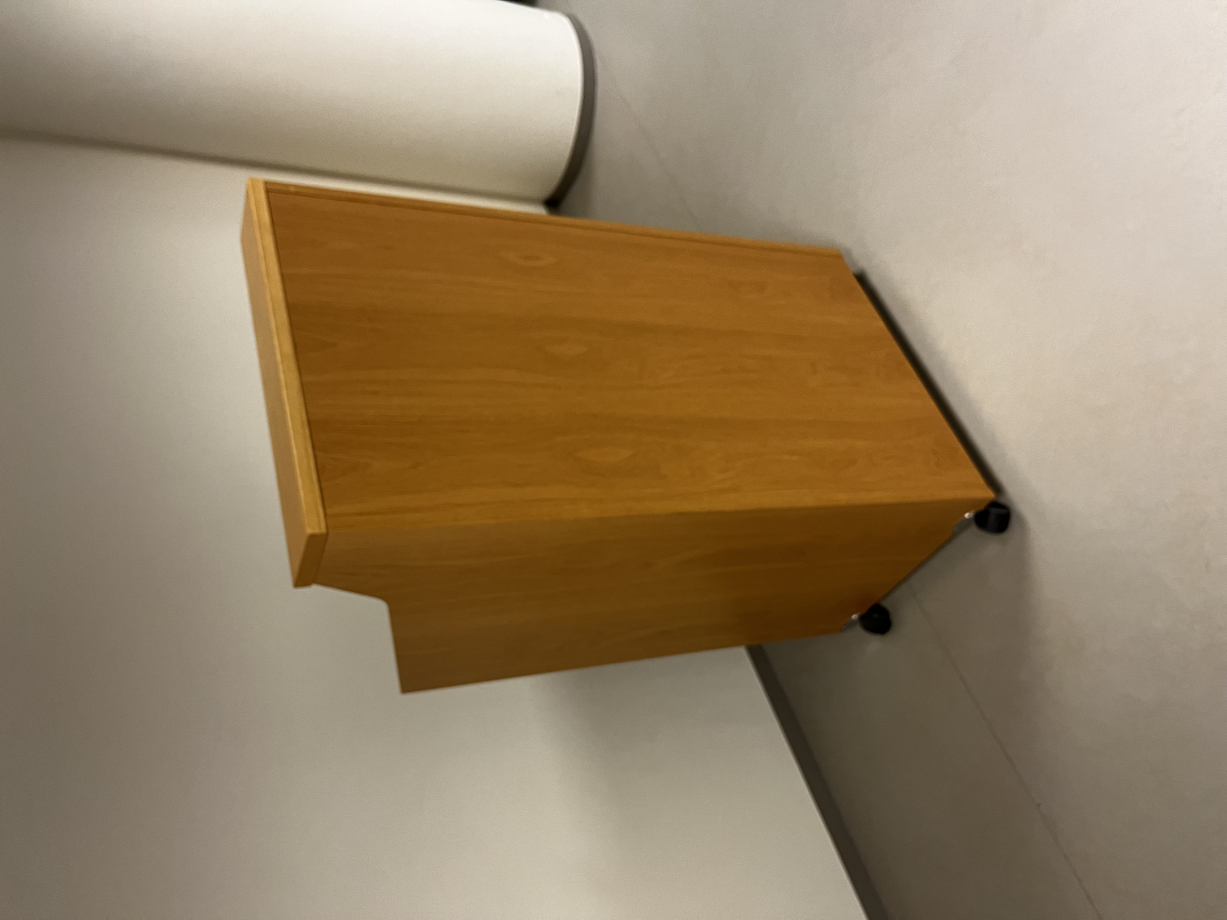 SELT / SOLD Ræðupúlt á hjólum frá Á.Guðmundsson