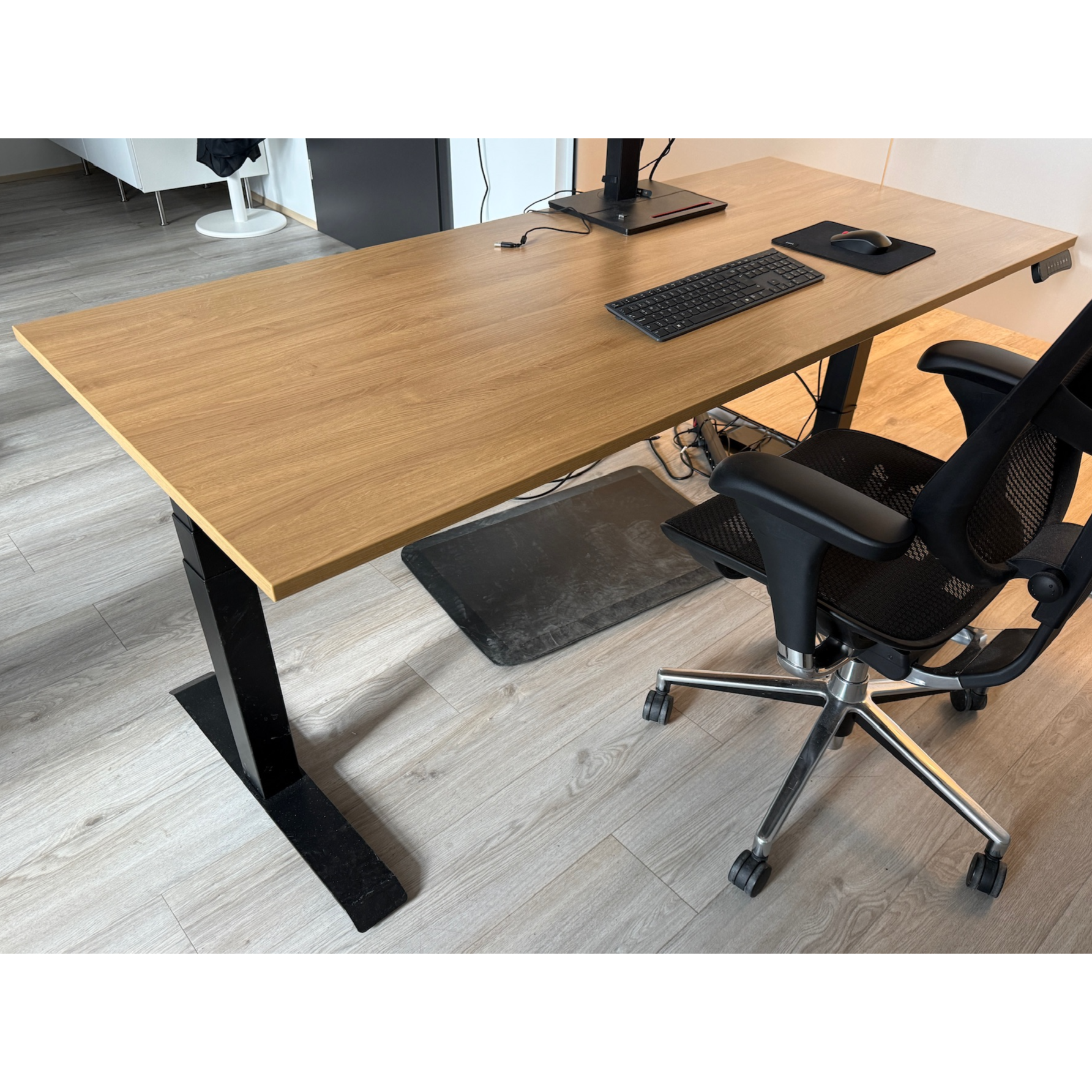 SELT / SOLD Kinnarps rafmagnsborð, B180xD80sm.