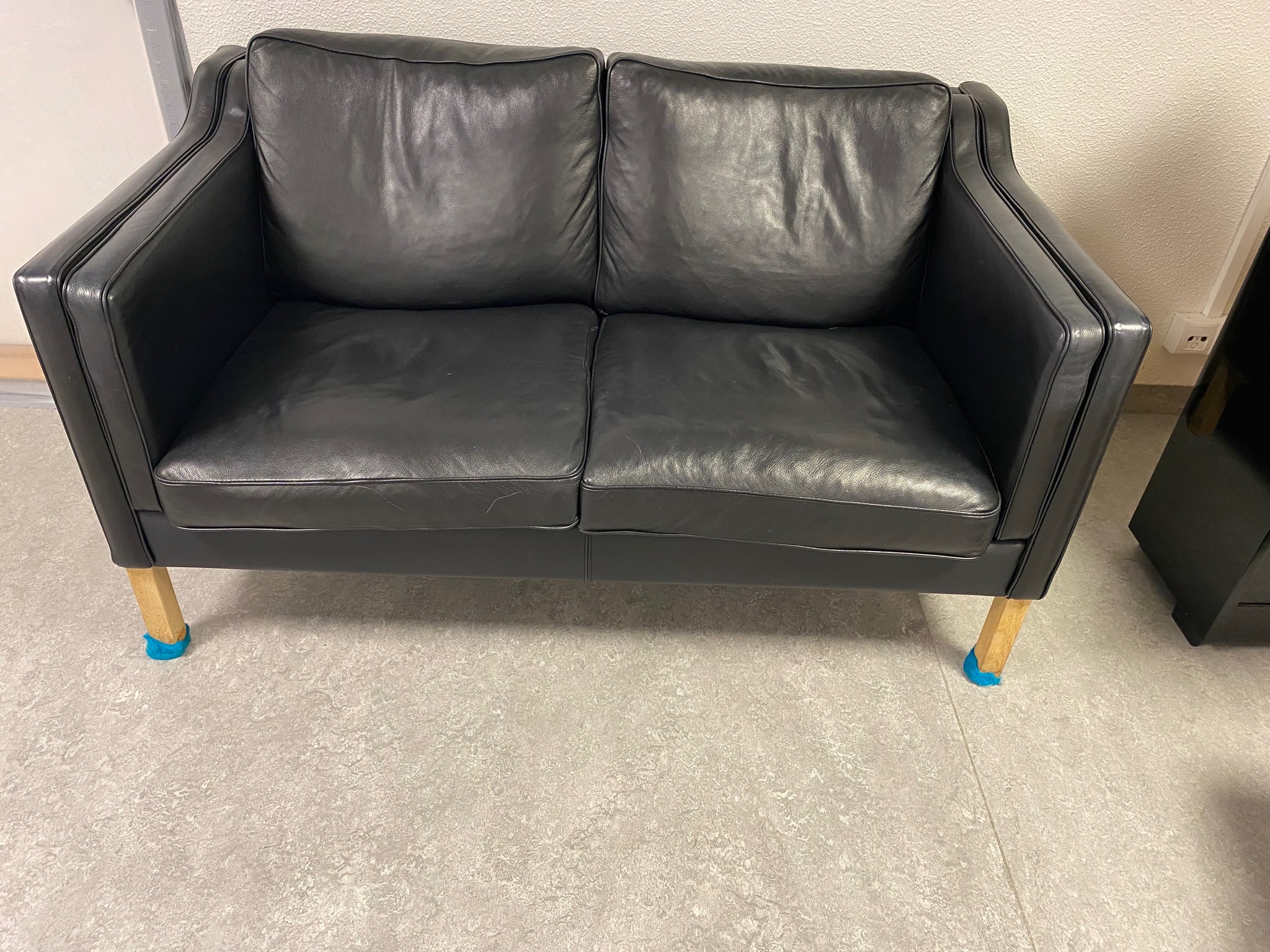 SELT / SOLD - Flottur leðursófi, 2gja manna, B142 x D80 sm. - Ekki Borge Moge 3